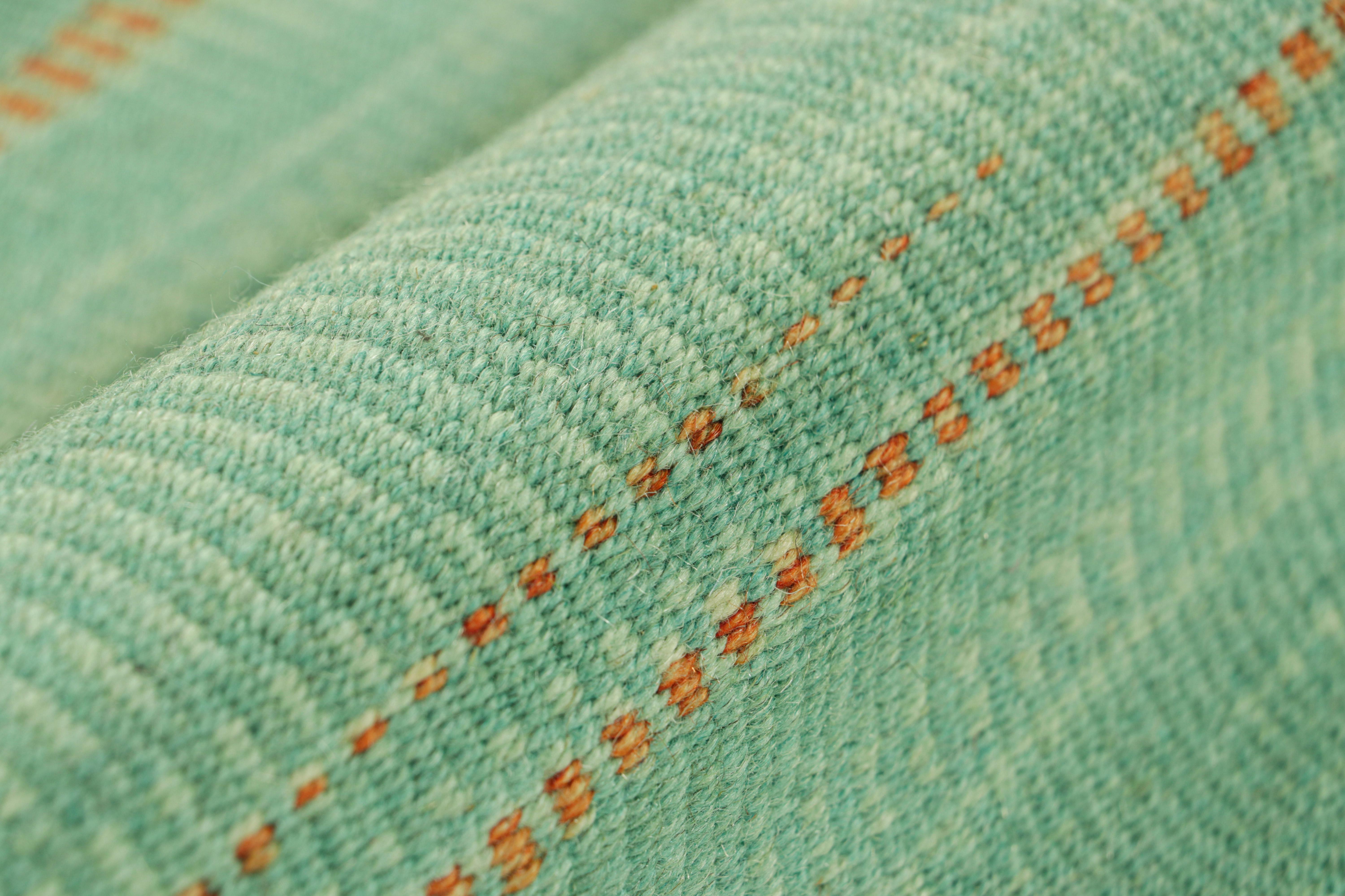 Kilim contemporáneo de Rug & Kilim con motivos geométricos en verde y marrón beige Siglo XXI y contemporáneo en venta