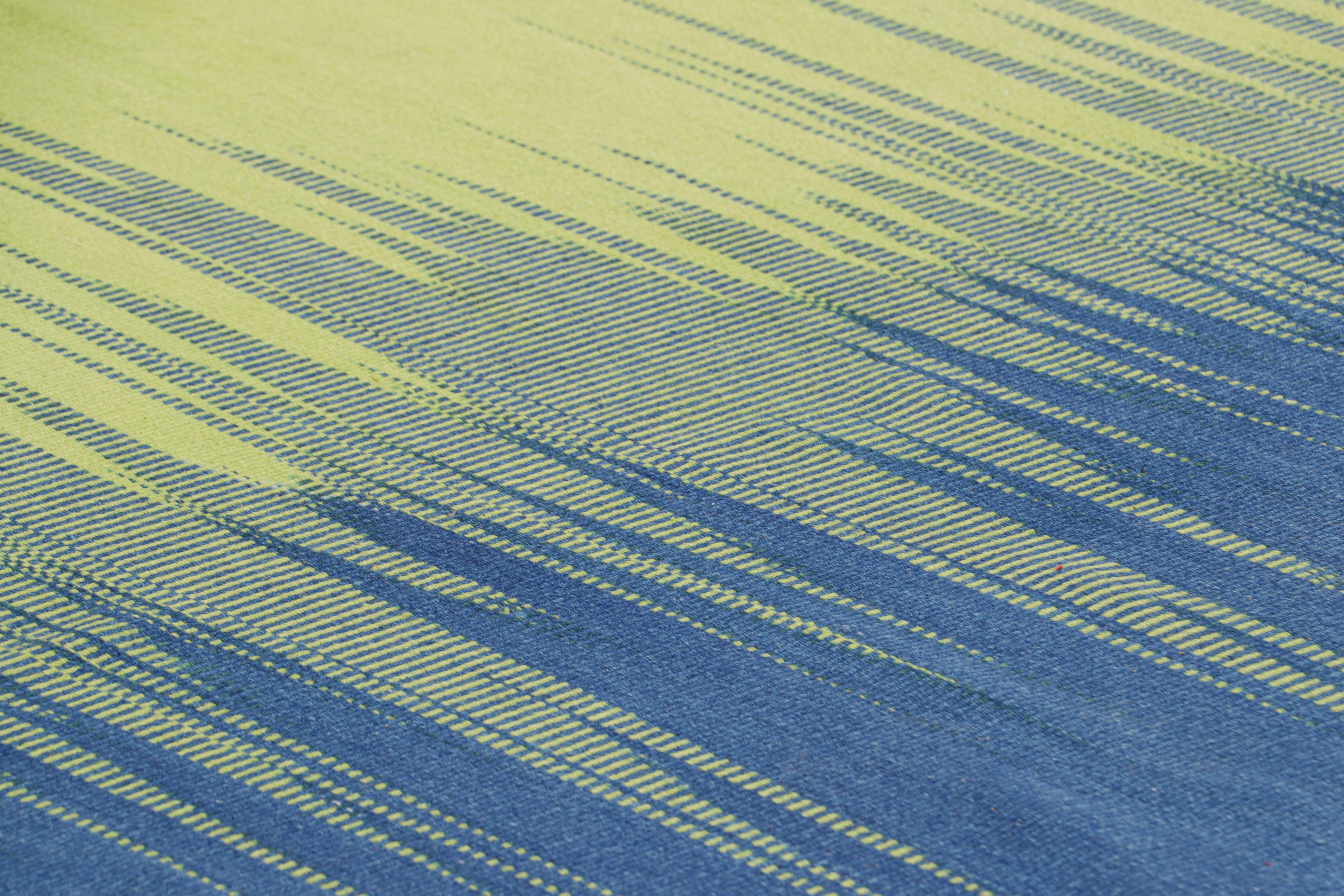 Tejido a mano en lana, este kilim de 6x8 pertenece a una nueva e ingeniosa colección contemporánea de tejido plano de Rug & Kilim.

Sobre el diseño: 

Esta versión moderna del clásico tejido de paneles presenta un juego fabuloso y único de rayas