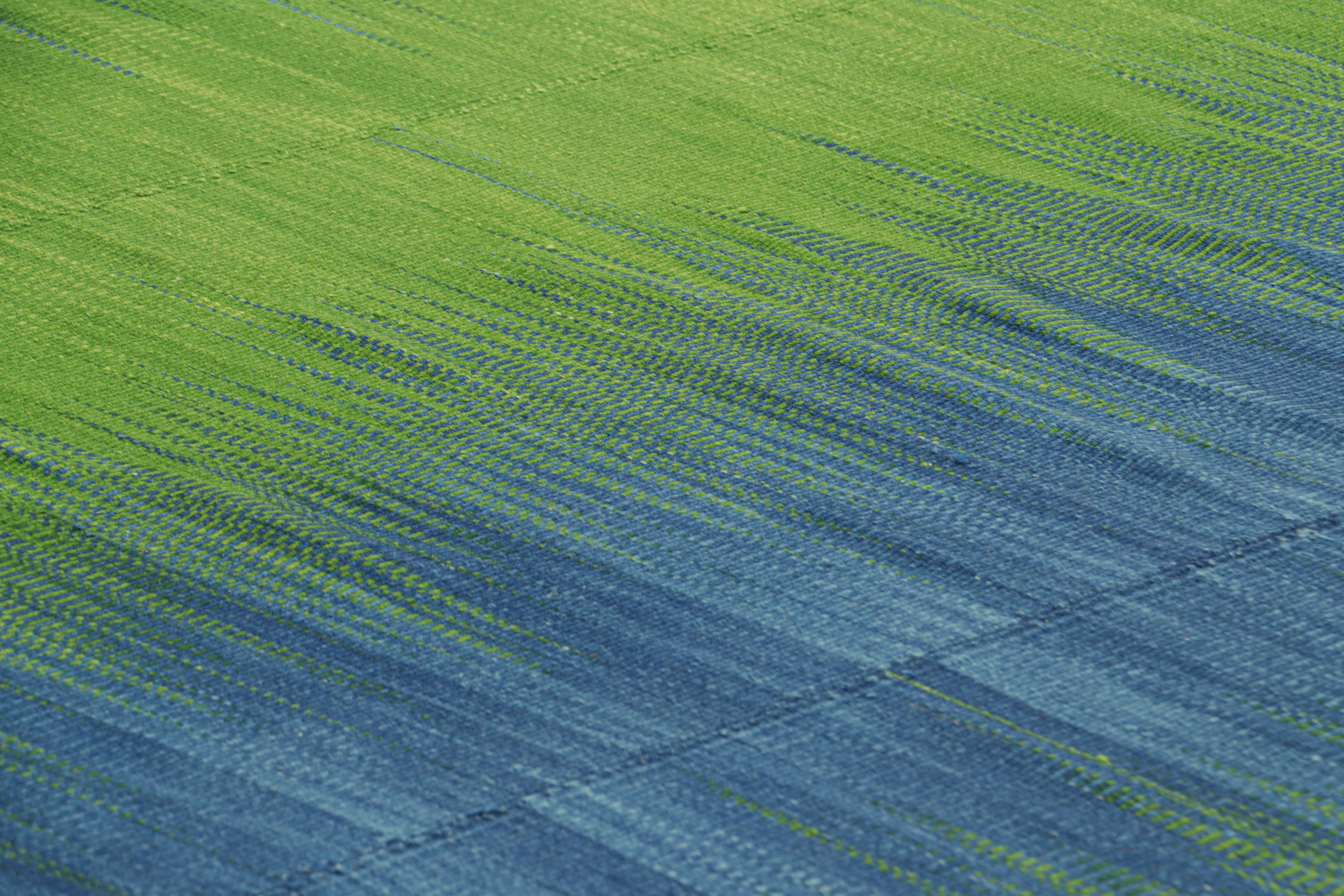 Tejido a mano en lana, este kilim de 7x9 pertenece a una nueva e ingeniosa colección contemporánea de tejido plano de Rug & Kilim.

Sobre el diseño: 

Esta versión moderna del clásico tejido de paneles presenta un juego fabuloso y único de rayas