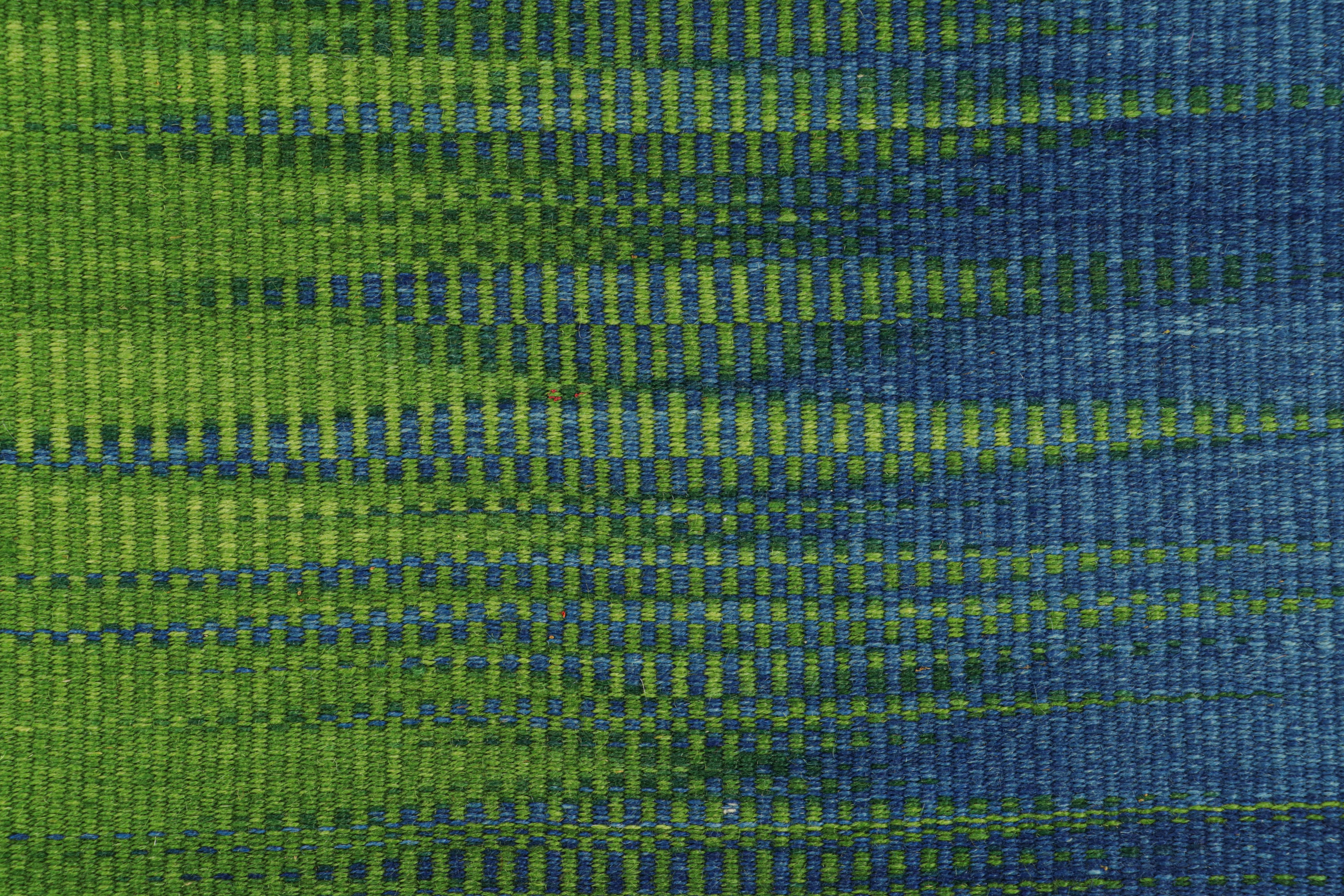 Moderno Rug & Kilim: Kilim contemporaneo a strisce verdi e blu con motivo geometrico in vendita