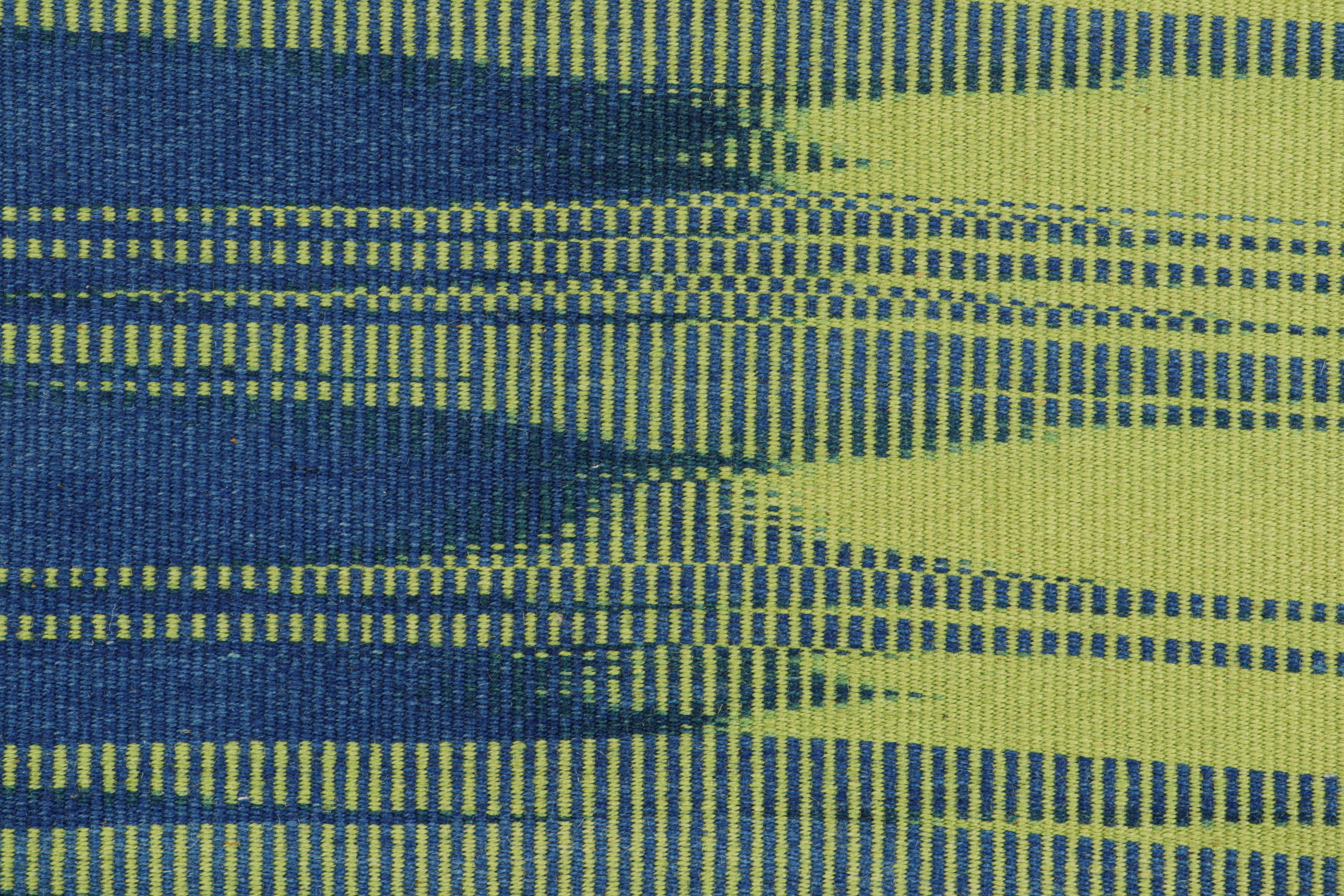 Kilim contemporáneo de Rug & Kilim en rayas verdes y azules y dibujo geométrico Moderno en venta