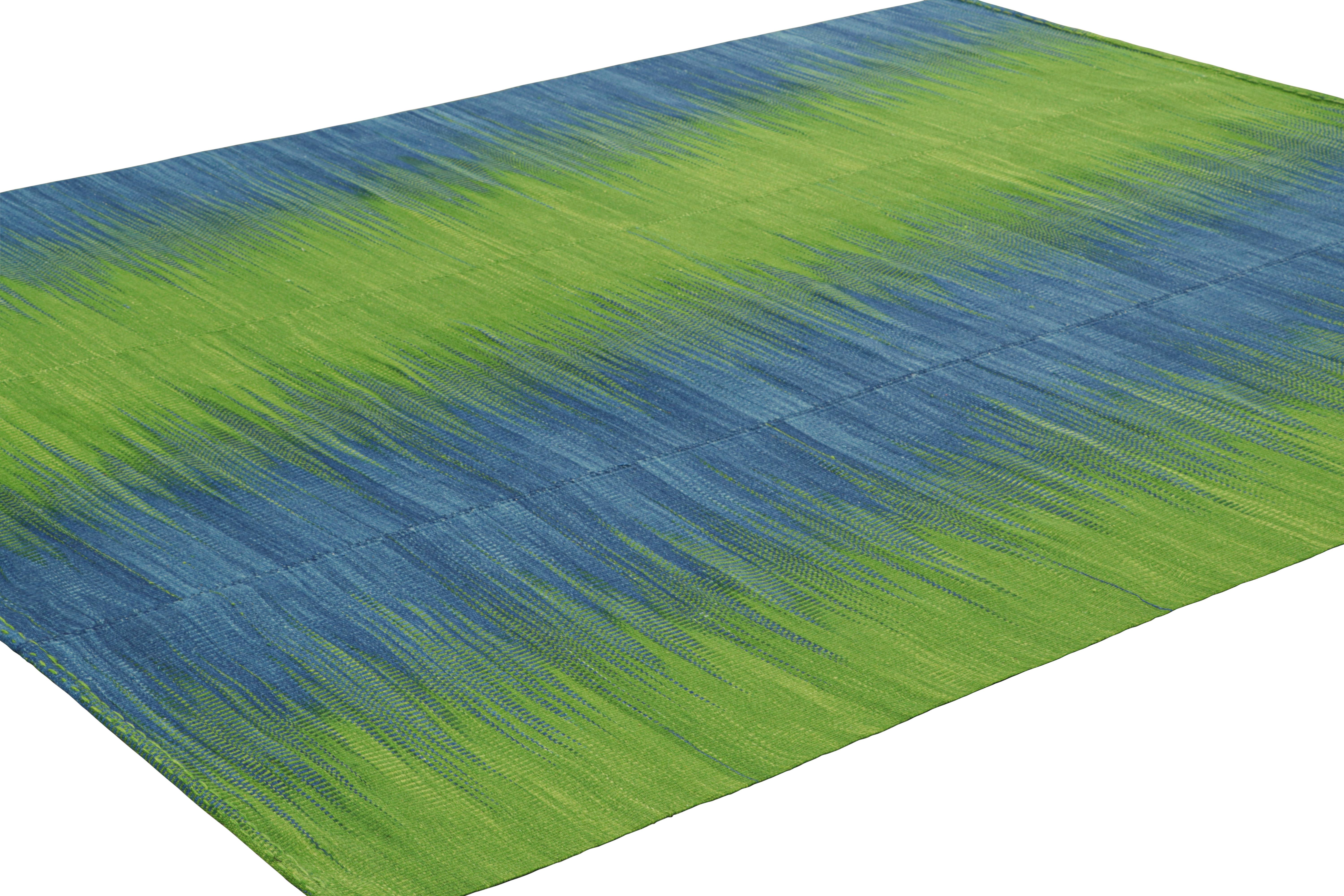 Turco Rug & Kilim: Kilim contemporaneo a strisce verdi e blu con motivo geometrico in vendita