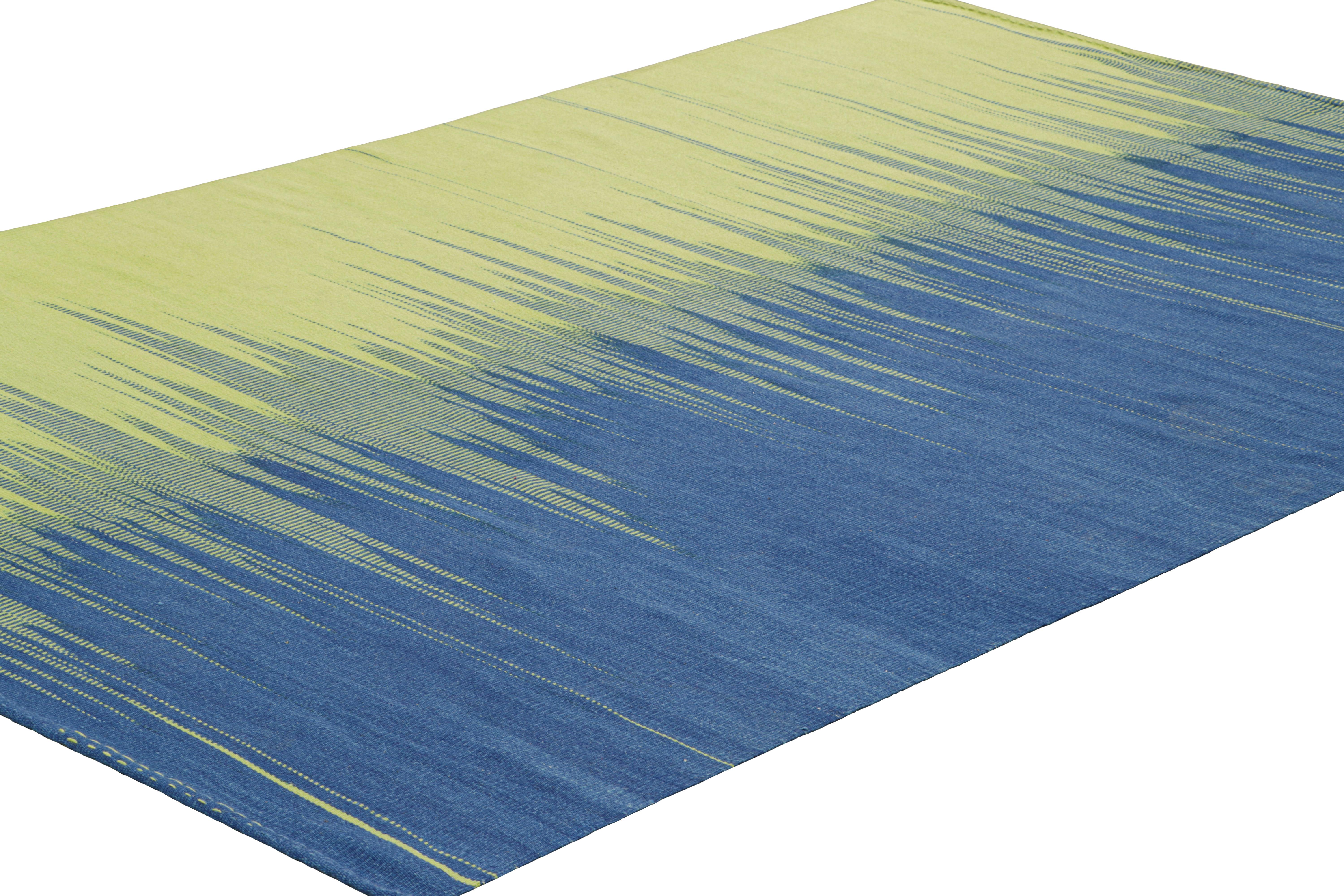 Kilim contemporáneo de Rug & Kilim en rayas verdes y azules y dibujo geométrico Turco en venta