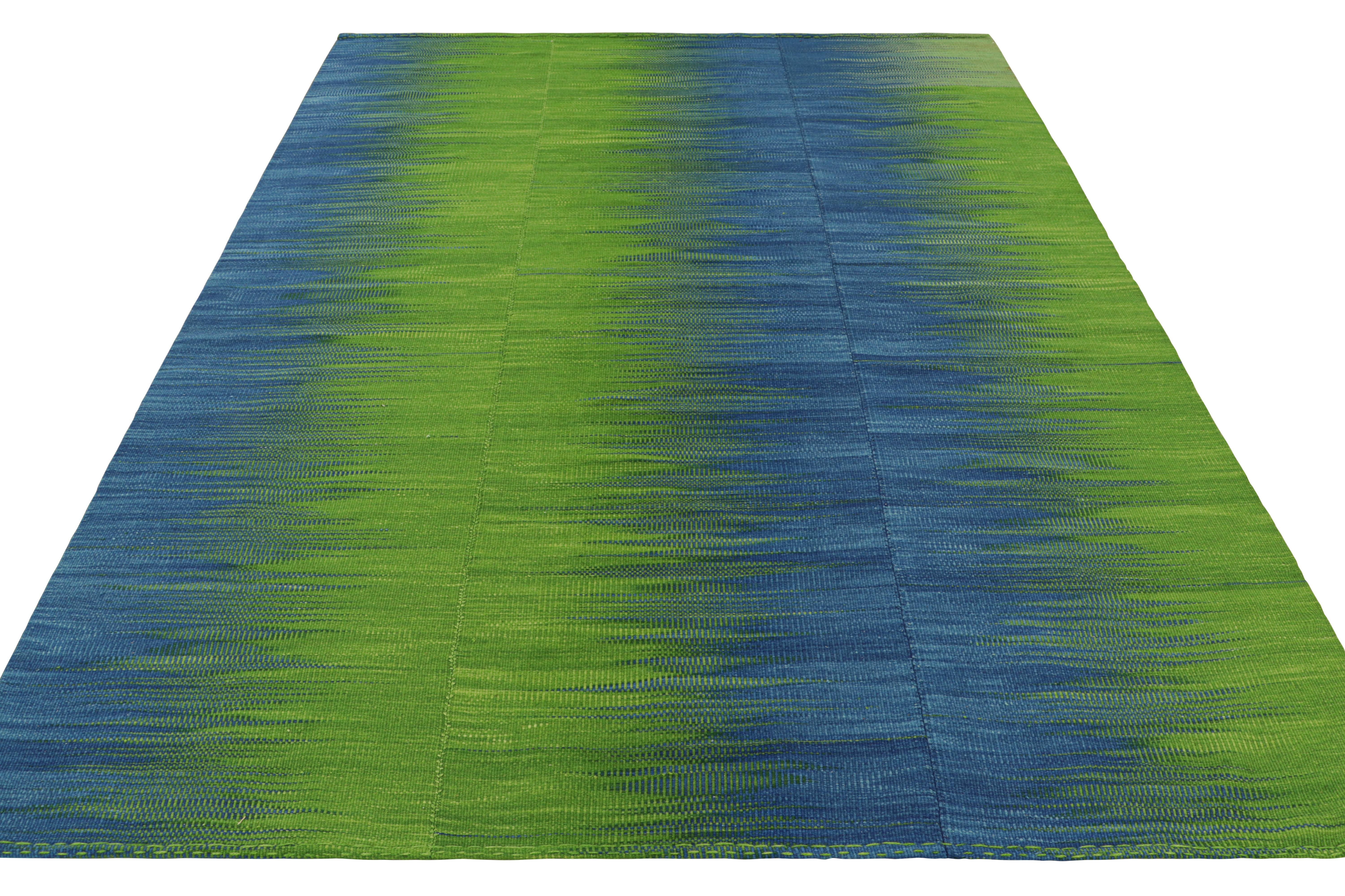 Tessuto a mano Rug & Kilim: Kilim contemporaneo a strisce verdi e blu con motivo geometrico in vendita
