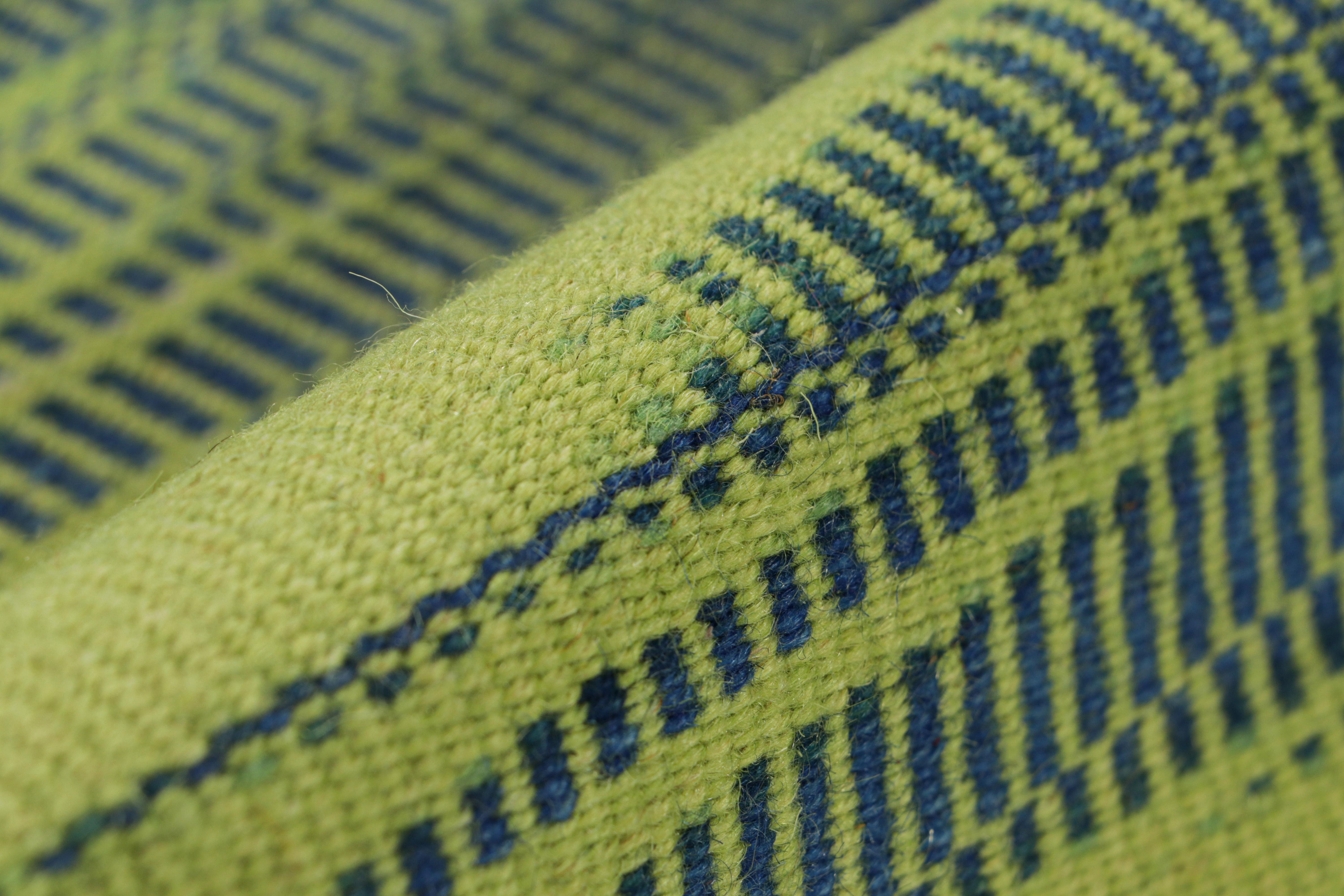 Kilim contemporáneo de Rug & Kilim en rayas verdes y azules y dibujo geométrico Siglo XXI y contemporáneo en venta