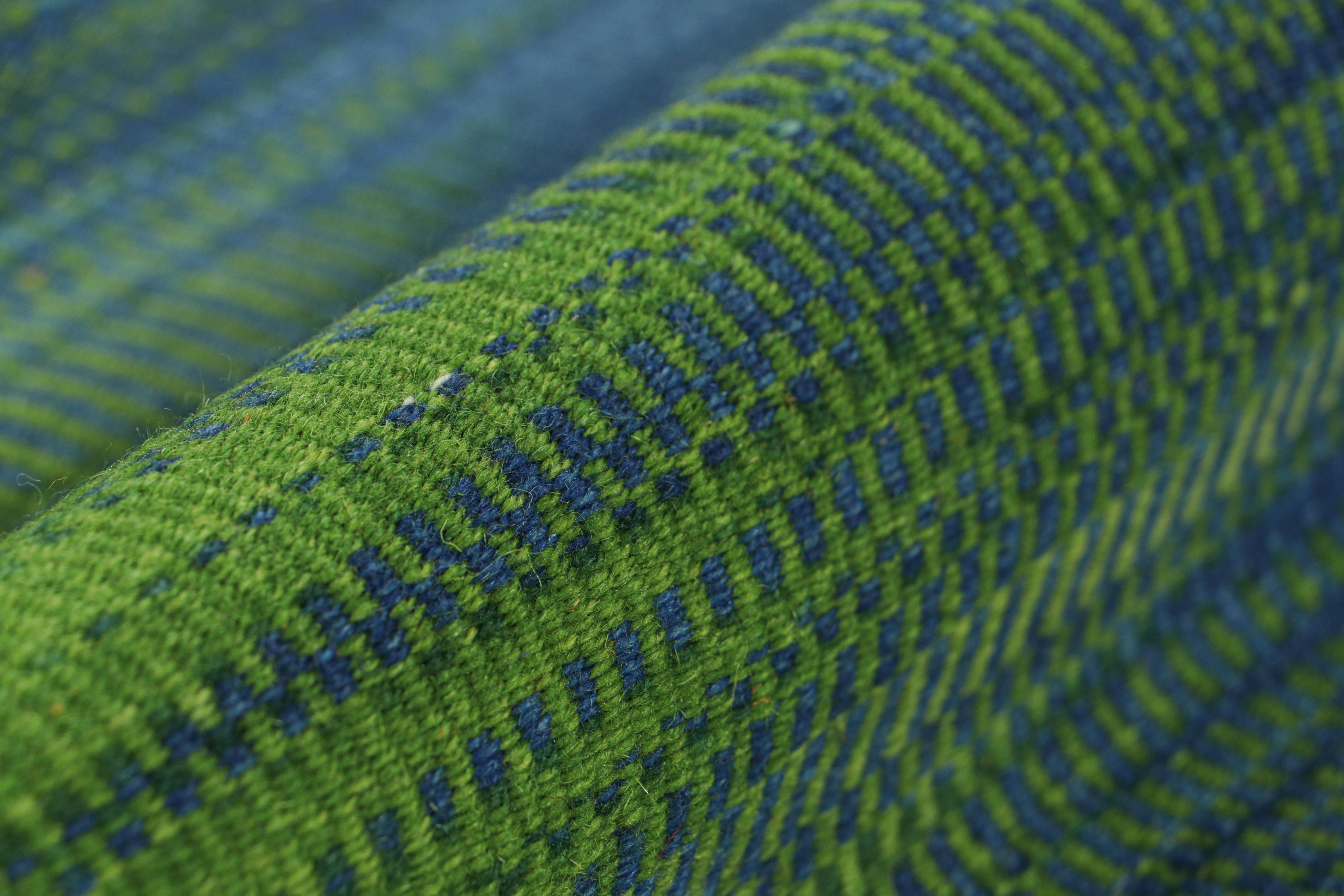 Kilim contemporáneo de Rug & Kilim en rayas verdes y azules y dibujo geométrico Siglo XXI y contemporáneo en venta