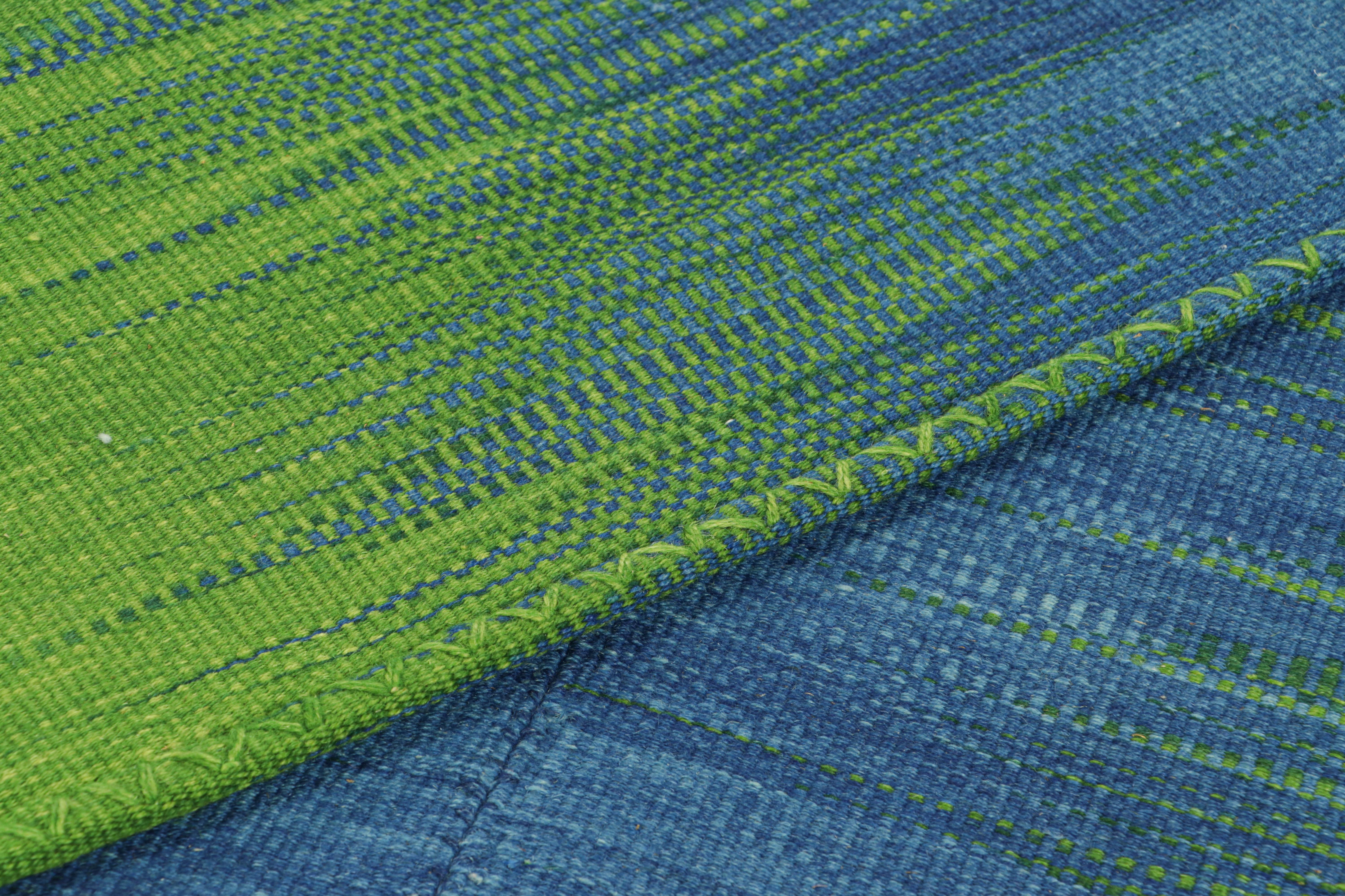 Lana Rug & Kilim: Kilim contemporaneo a strisce verdi e blu con motivo geometrico in vendita