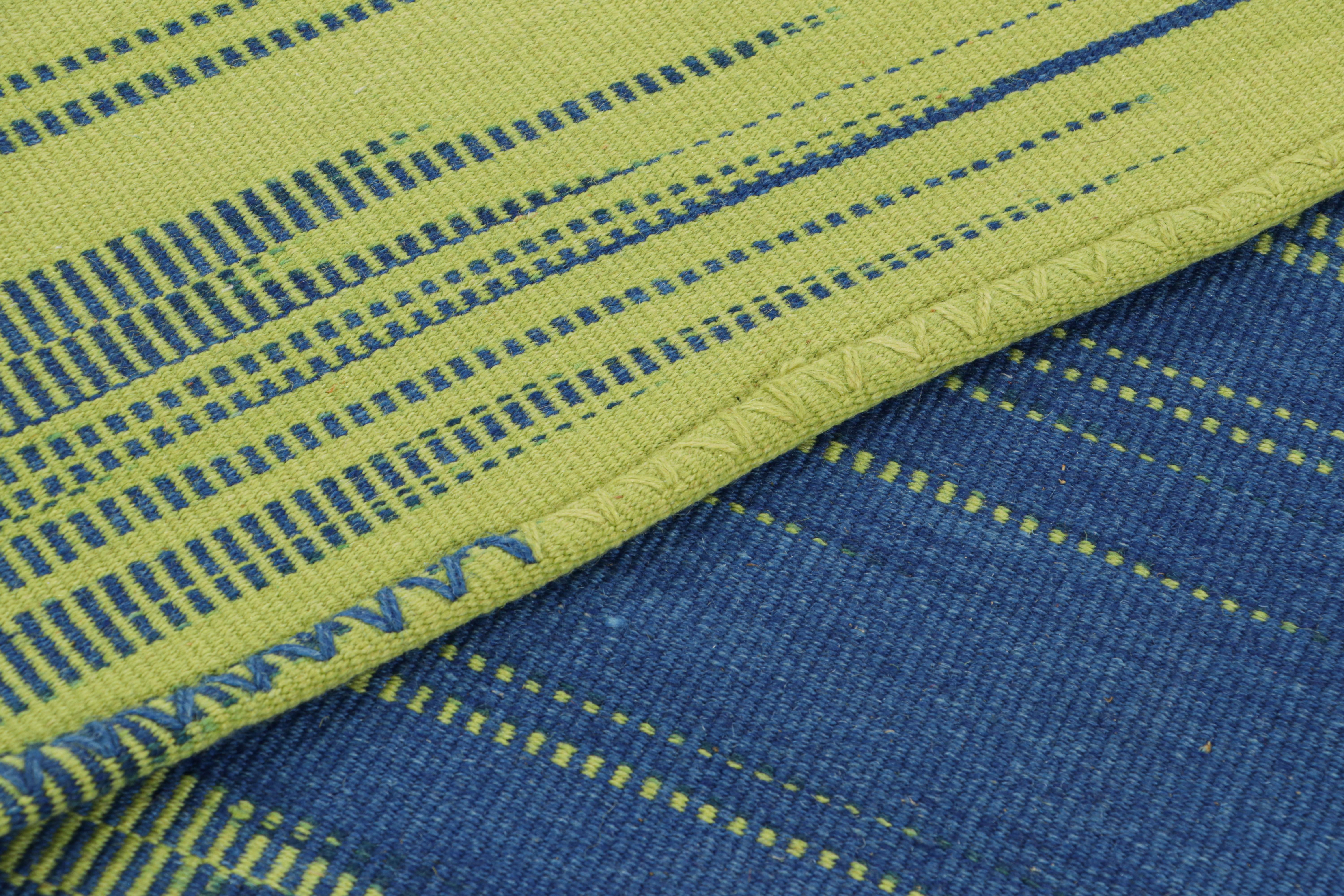 Kilim contemporáneo de Rug & Kilim en rayas verdes y azules y dibujo geométrico Lana en venta