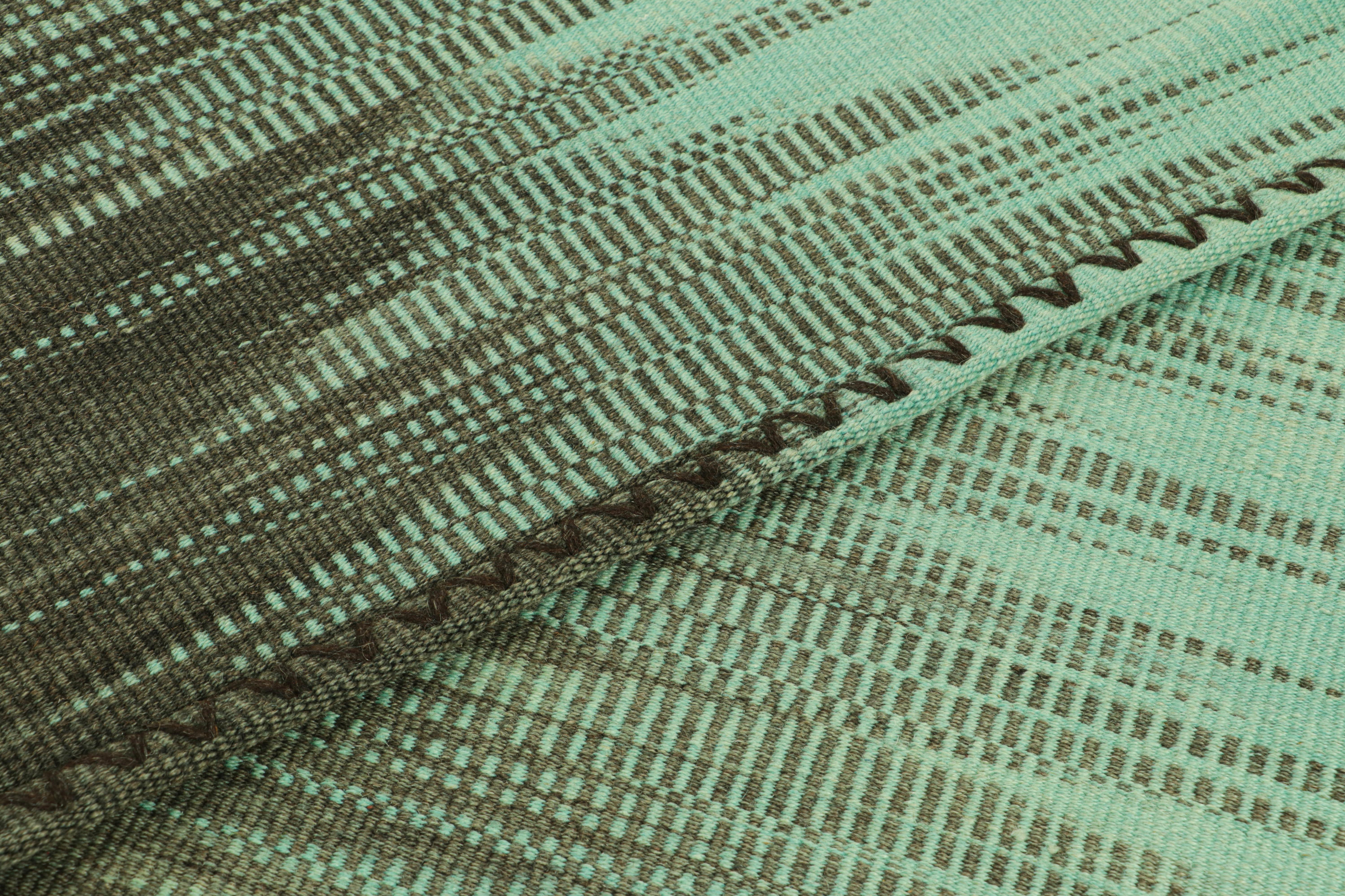 Laine Rug & Kilim's Contemporary Kilim in Green and Blue Stripes and Geometric Pattern (Kilim contemporain à rayures vertes et bleues et à motifs géométriques) en vente