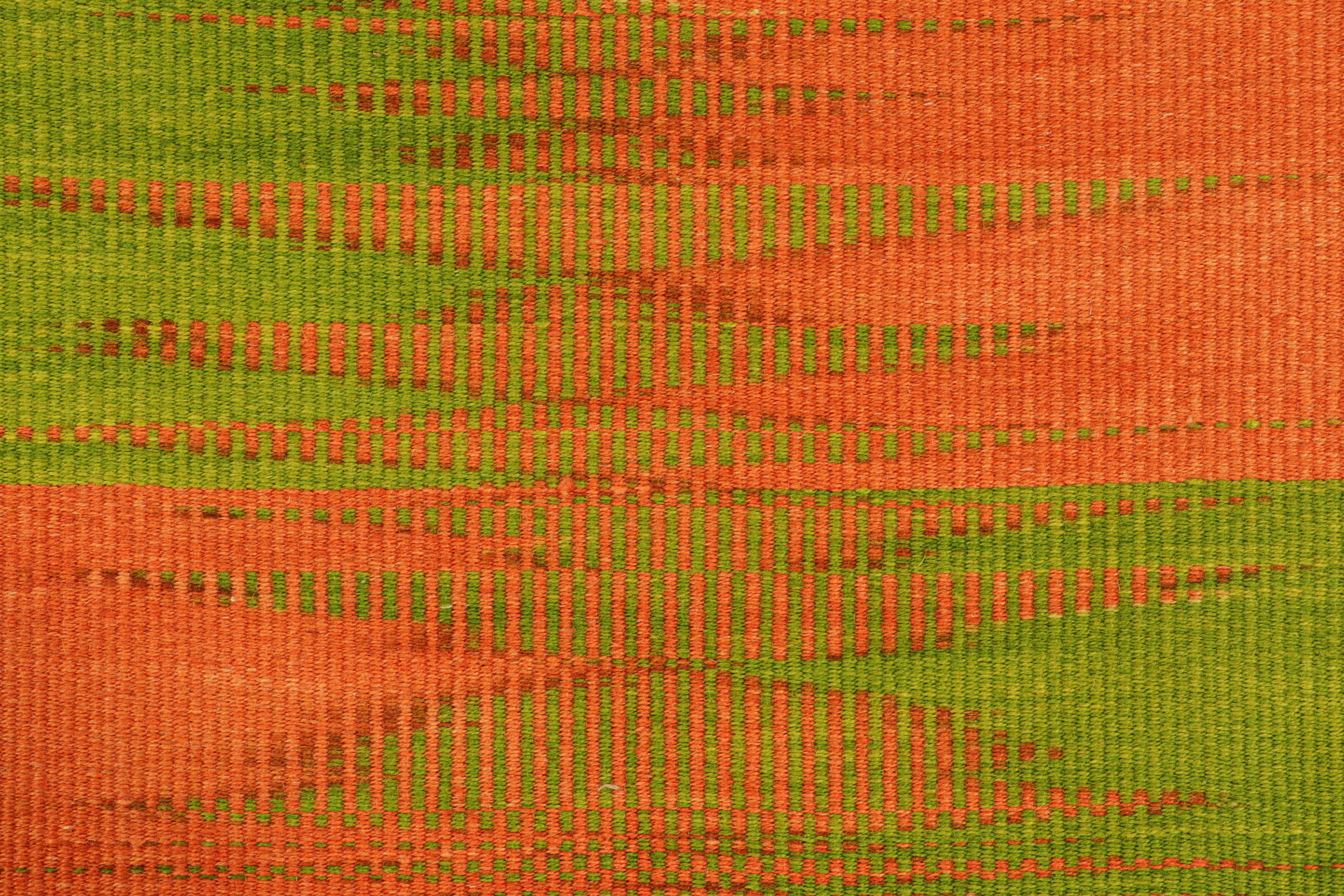 Moderno Rug & Kilim: Kilim contemporaneo a strisce verdi e rosa e motivo geometrico in vendita