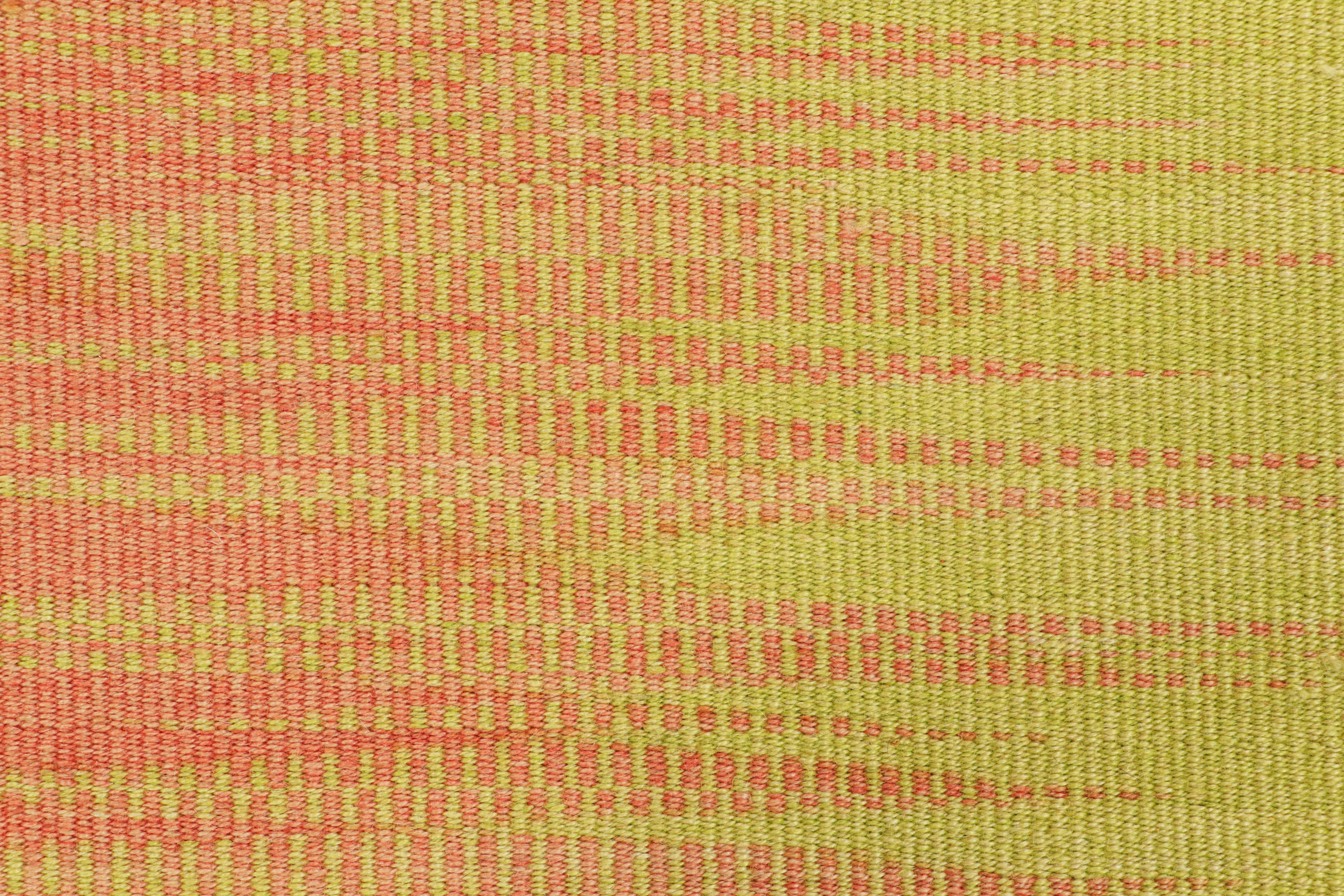 Moderno Rug & Kilim: Kilim contemporaneo a strisce verdi e rosa e motivo geometrico in vendita