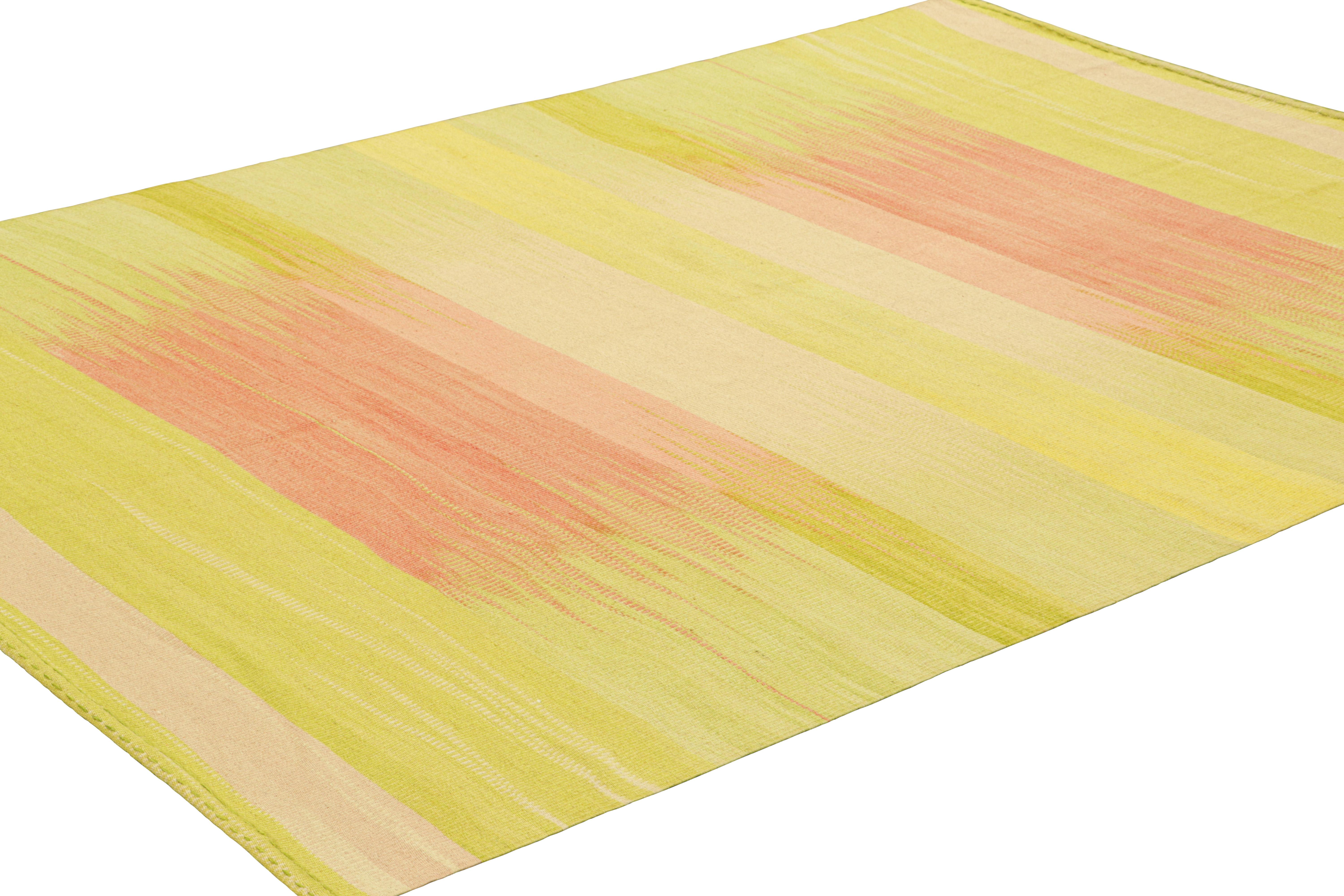 Turco Rug & Kilim: Kilim contemporaneo a strisce verdi e rosa e motivo geometrico in vendita