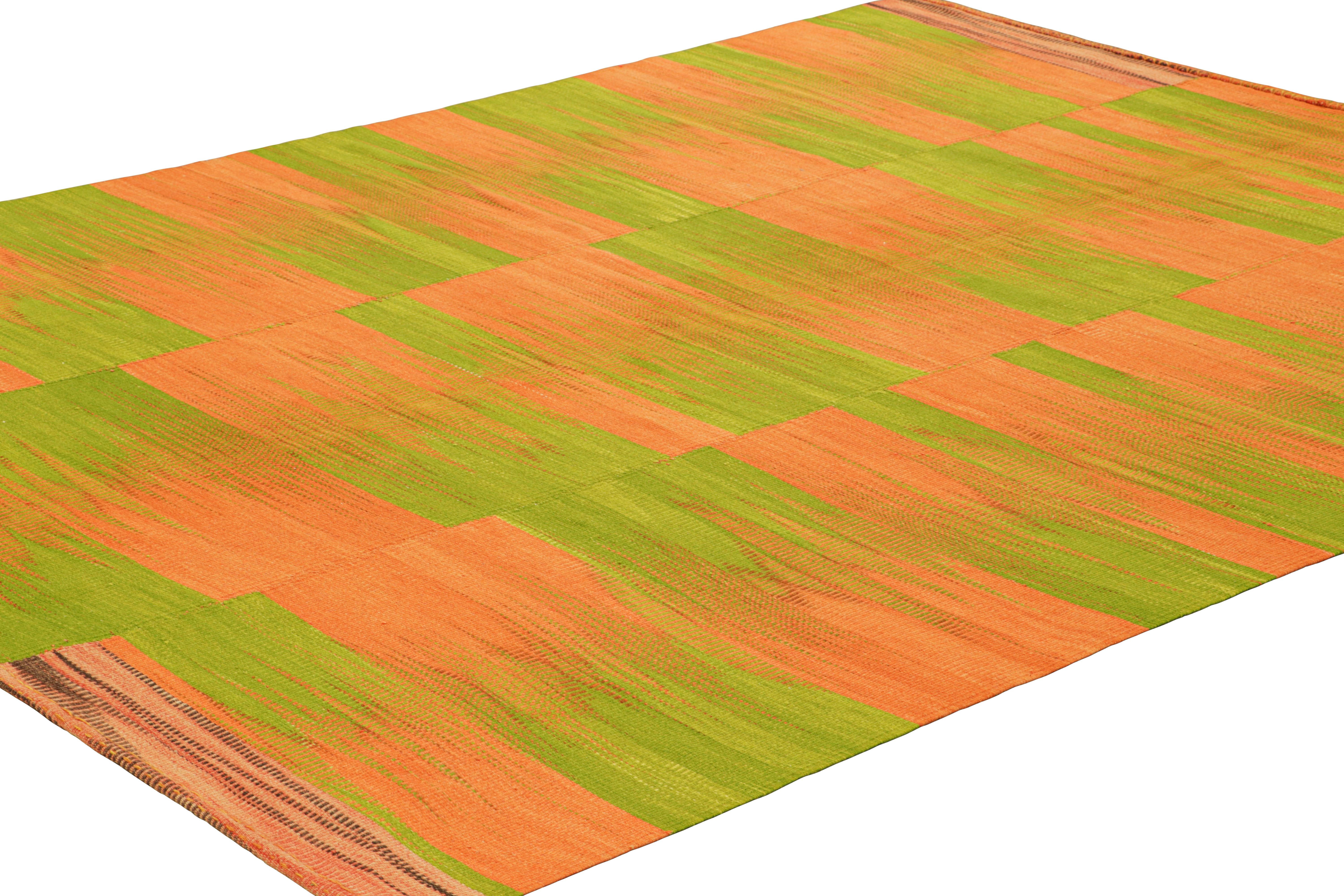 Rug & Kilim's Contemporary Kilim in Grün und Rosa Streifen und Geometrischem Muster (Türkisch) im Angebot