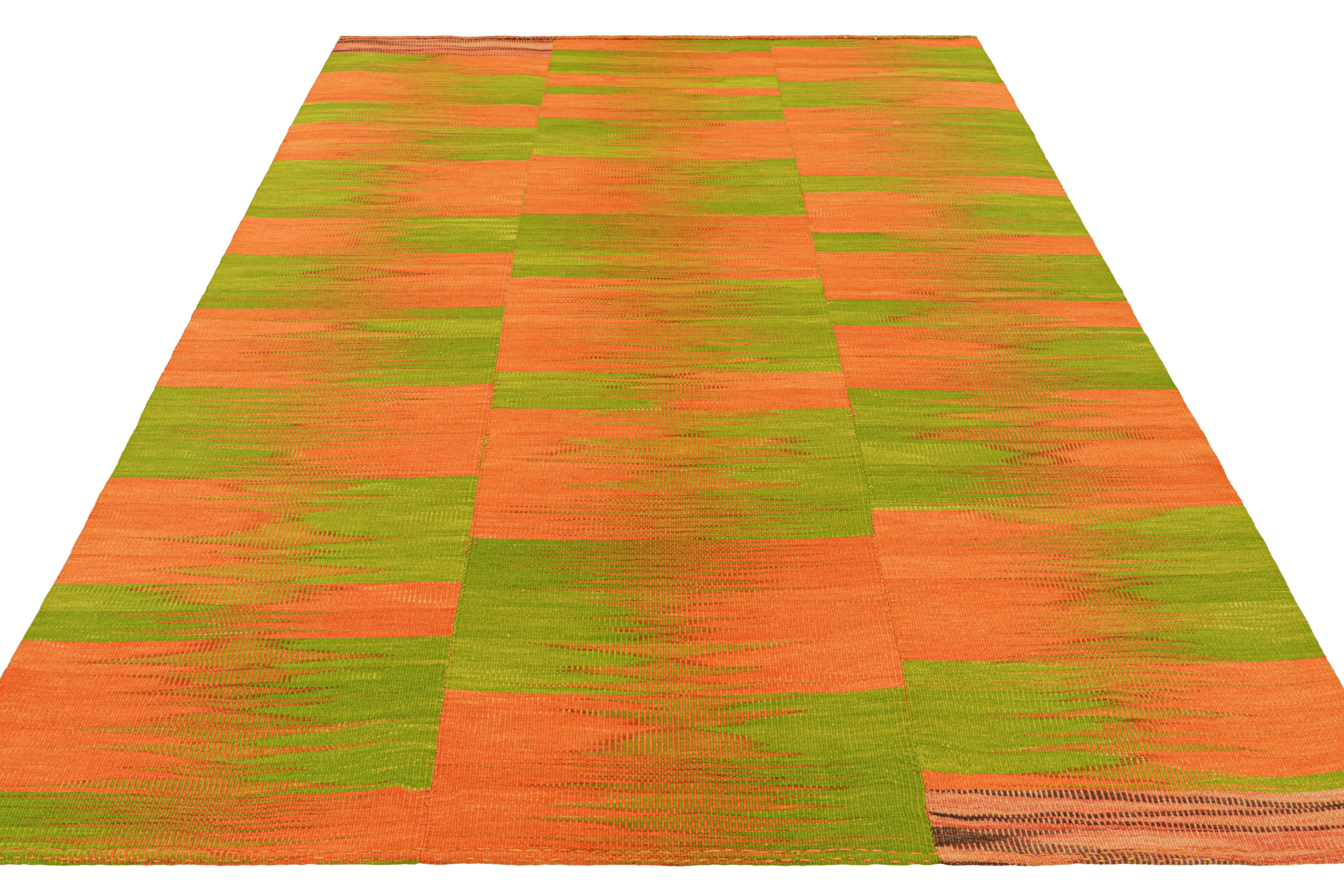 Tessuto a mano Rug & Kilim: Kilim contemporaneo a strisce verdi e rosa e motivo geometrico in vendita