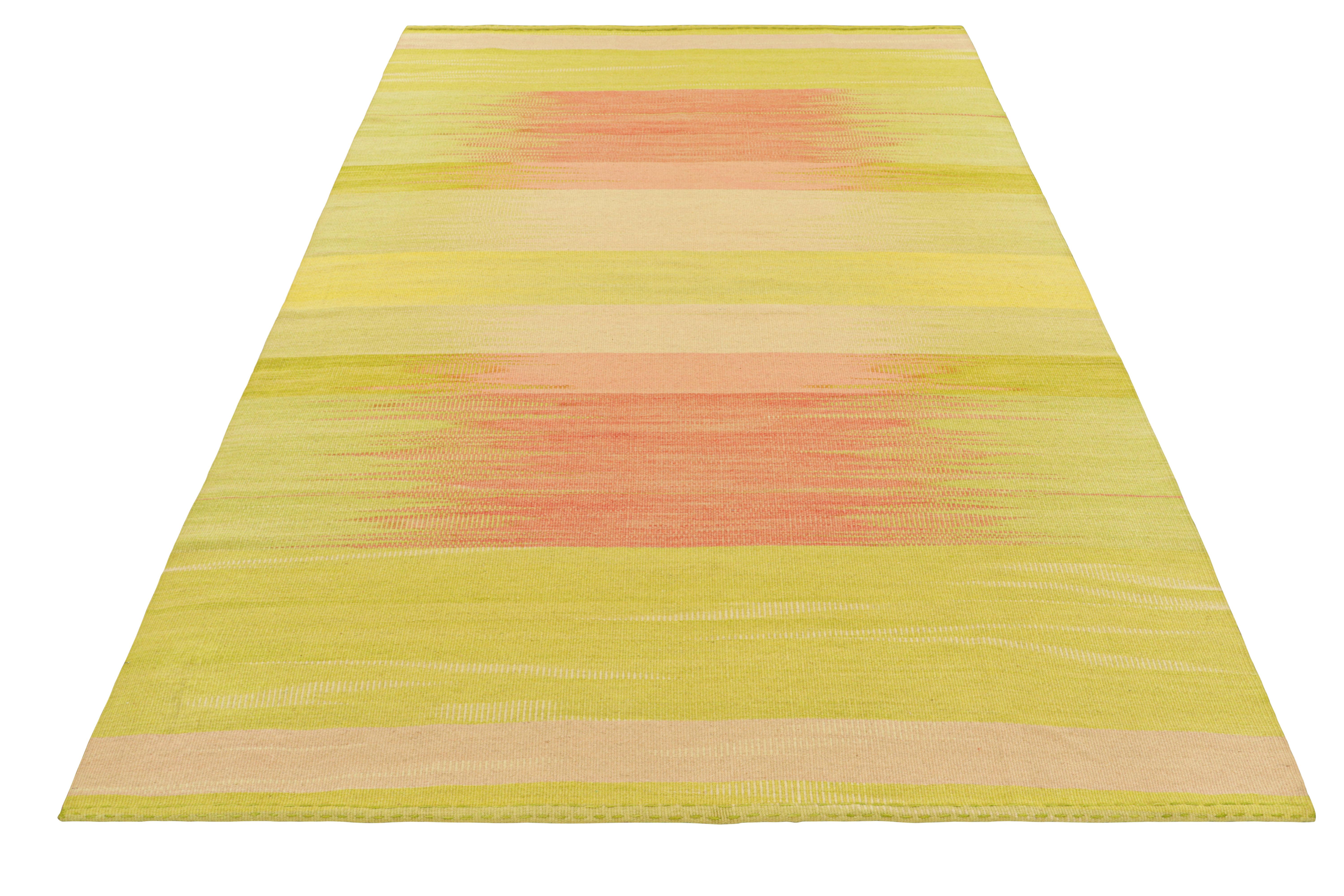 Tessuto a mano Rug & Kilim: Kilim contemporaneo a strisce verdi e rosa e motivo geometrico in vendita