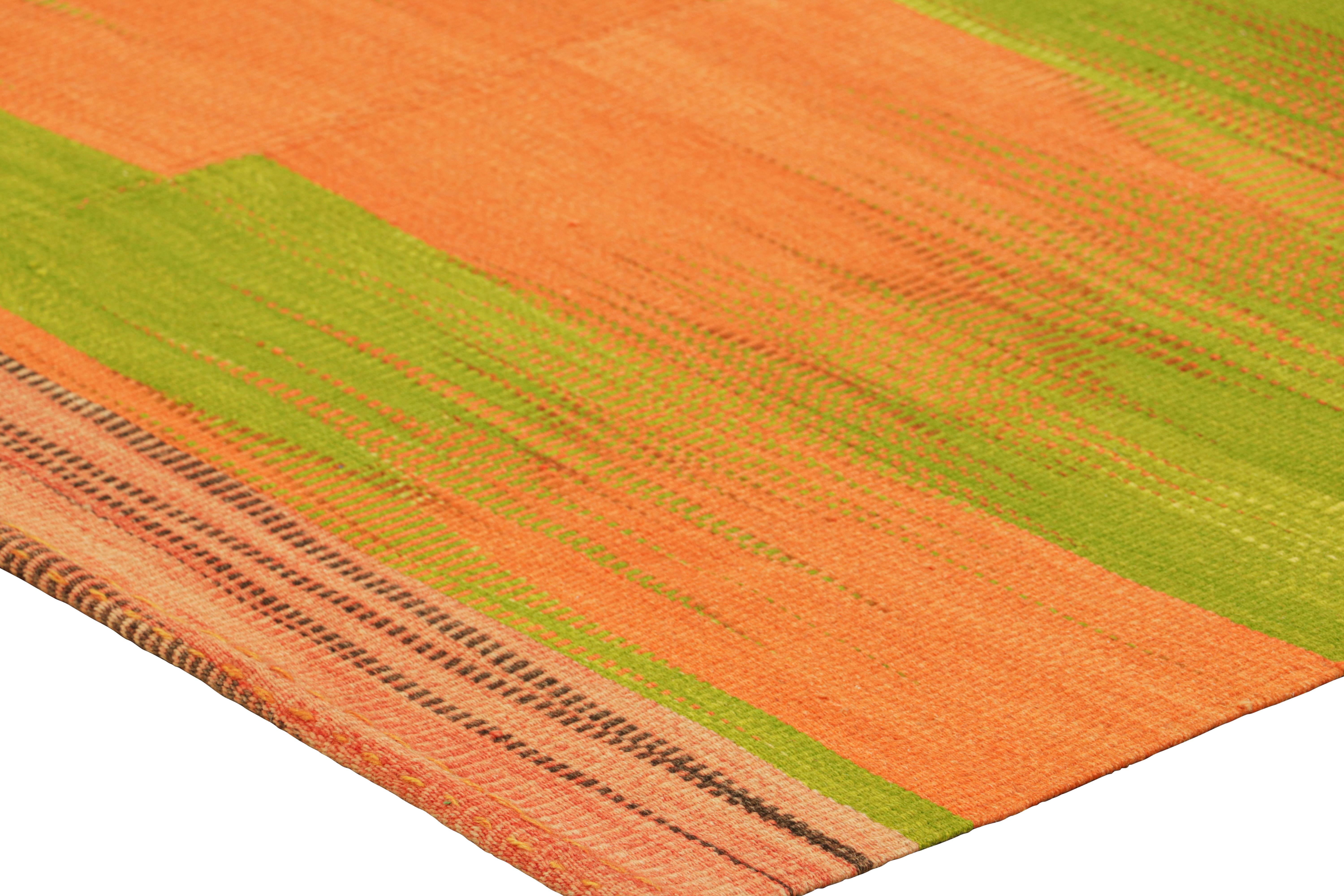 Rug & Kilim's Contemporary Kilim in Grün und Rosa Streifen und Geometrischem Muster im Zustand „Neu“ im Angebot in Long Island City, NY