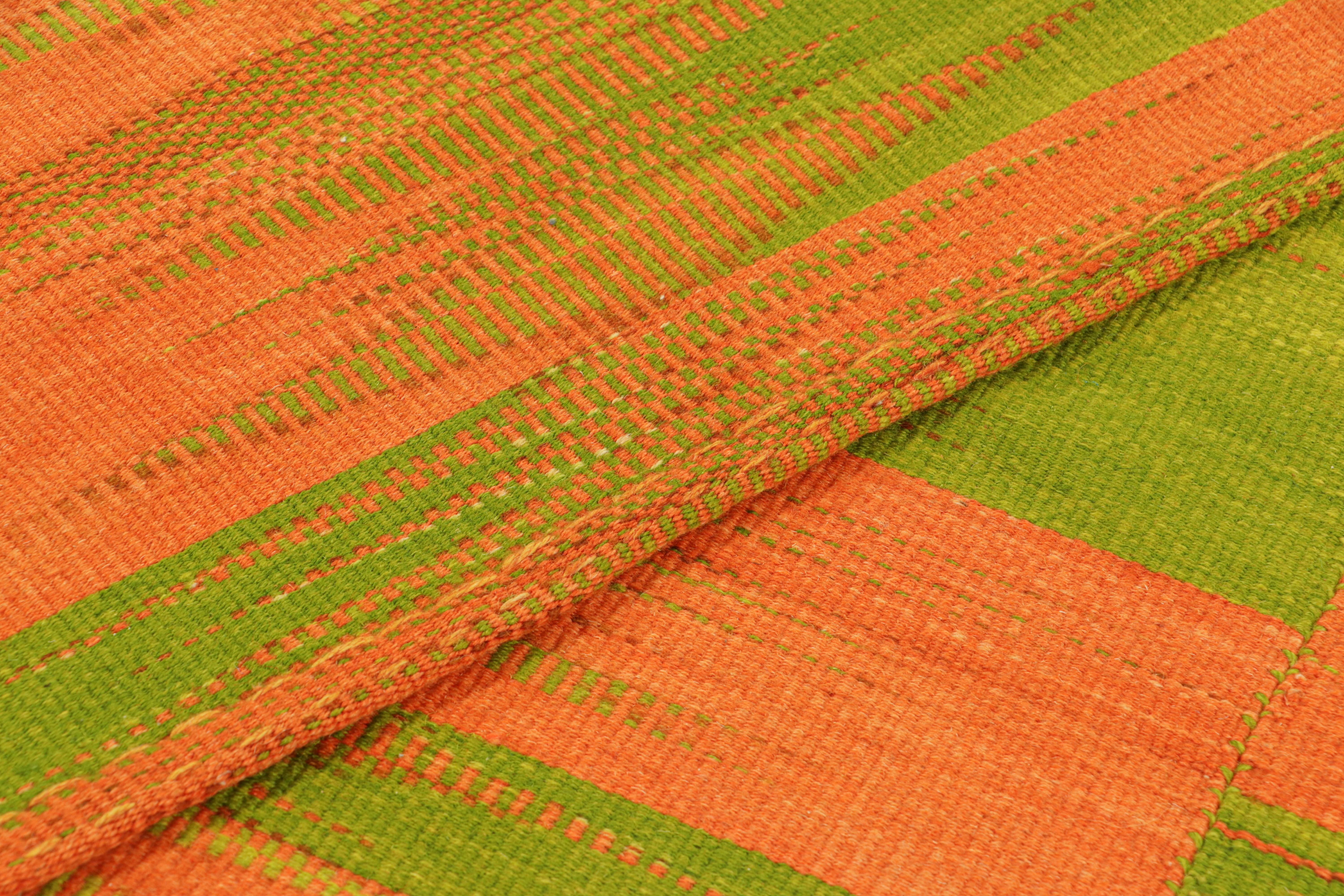 XXI secolo e contemporaneo Rug & Kilim: Kilim contemporaneo a strisce verdi e rosa e motivo geometrico in vendita