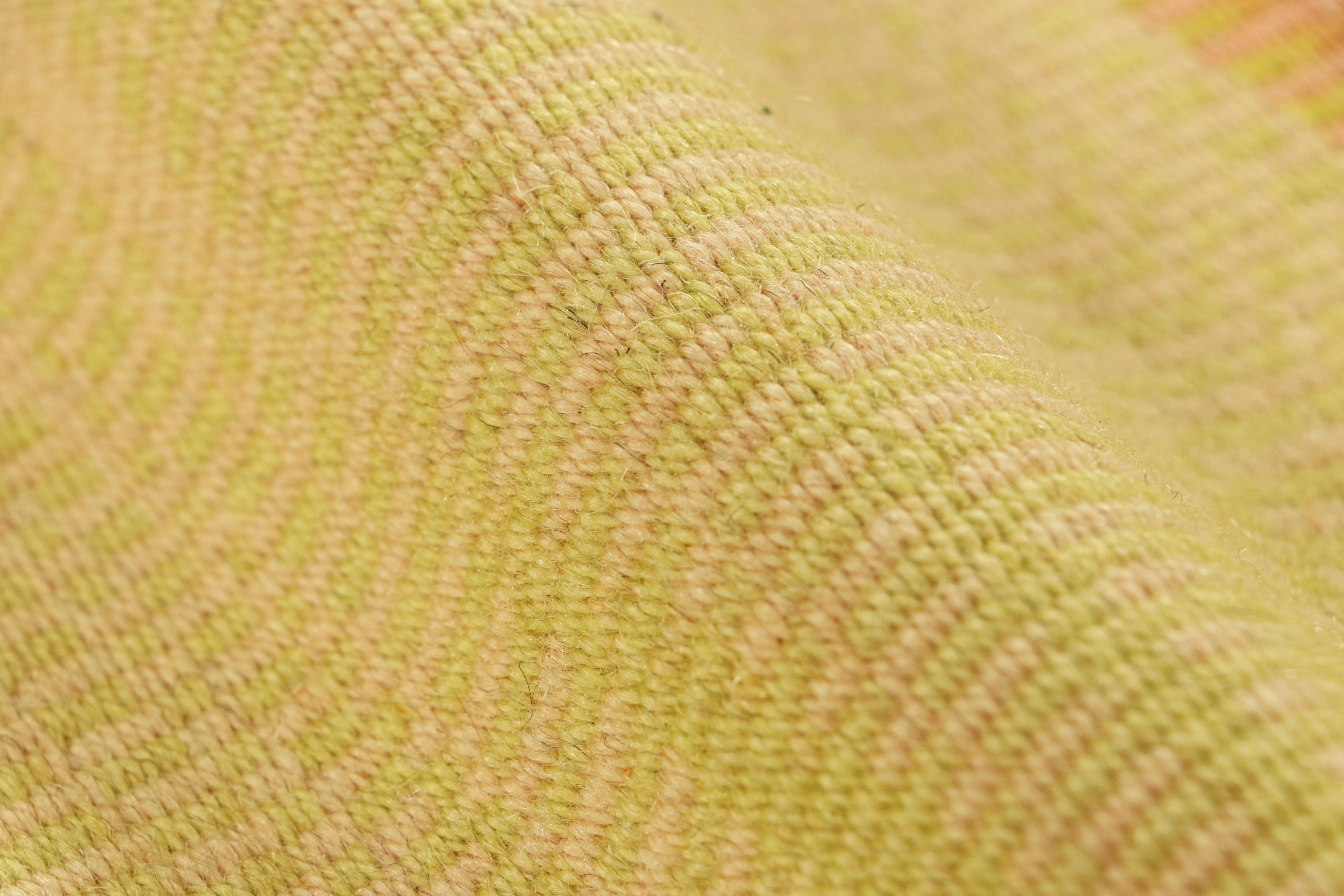 XXI secolo e contemporaneo Rug & Kilim: Kilim contemporaneo a strisce verdi e rosa e motivo geometrico in vendita