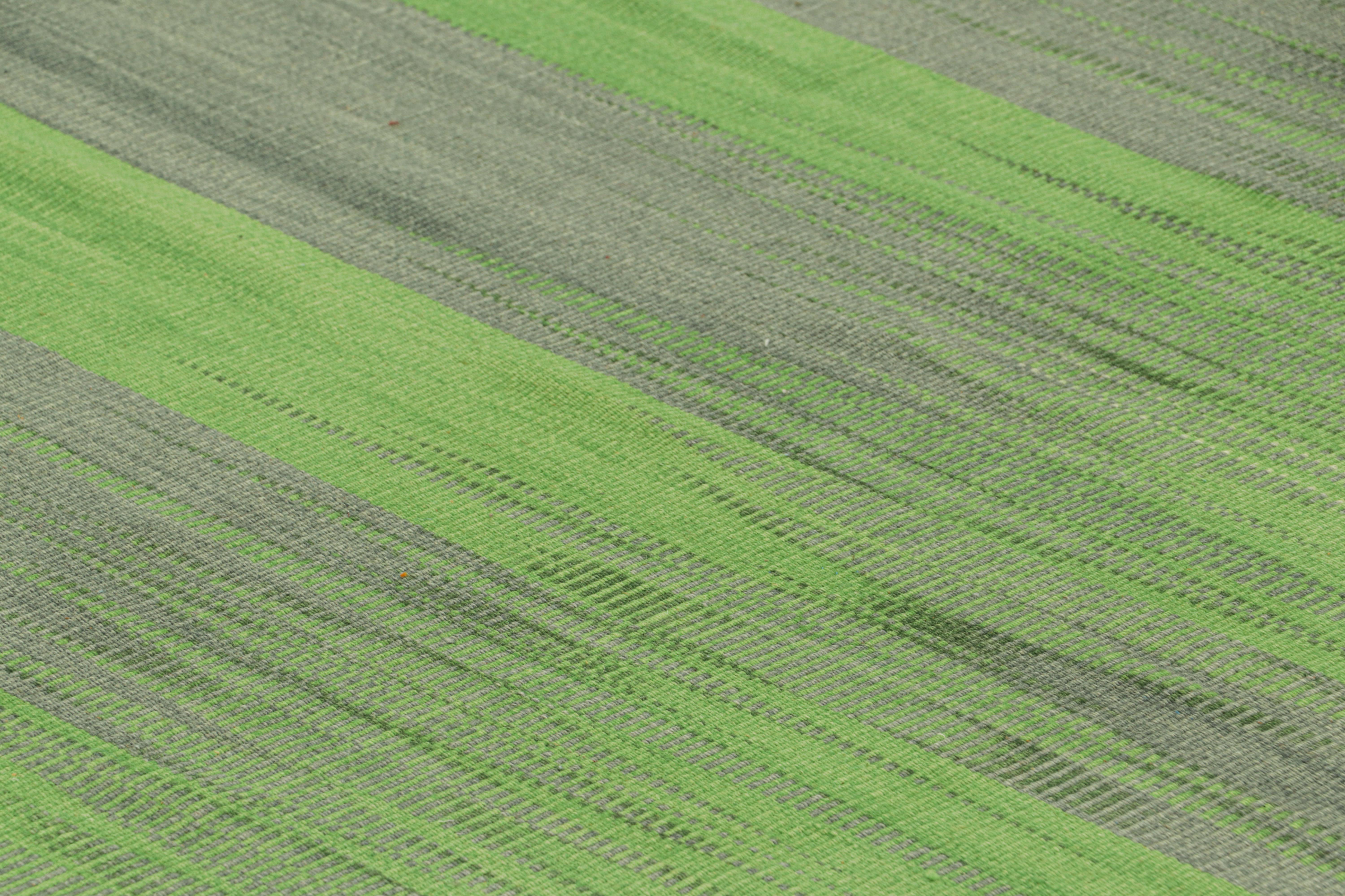 Dieser handgewebte 9x13-Kilim aus Wolle stammt aus einer innovativen neuen zeitgenössischen Flachgewebekollektion von Rug & Kilim.

Über das Design: 

Diese moderne Variante der klassischen Paneelweberei besticht durch ein fabelhaftes, einzigartiges