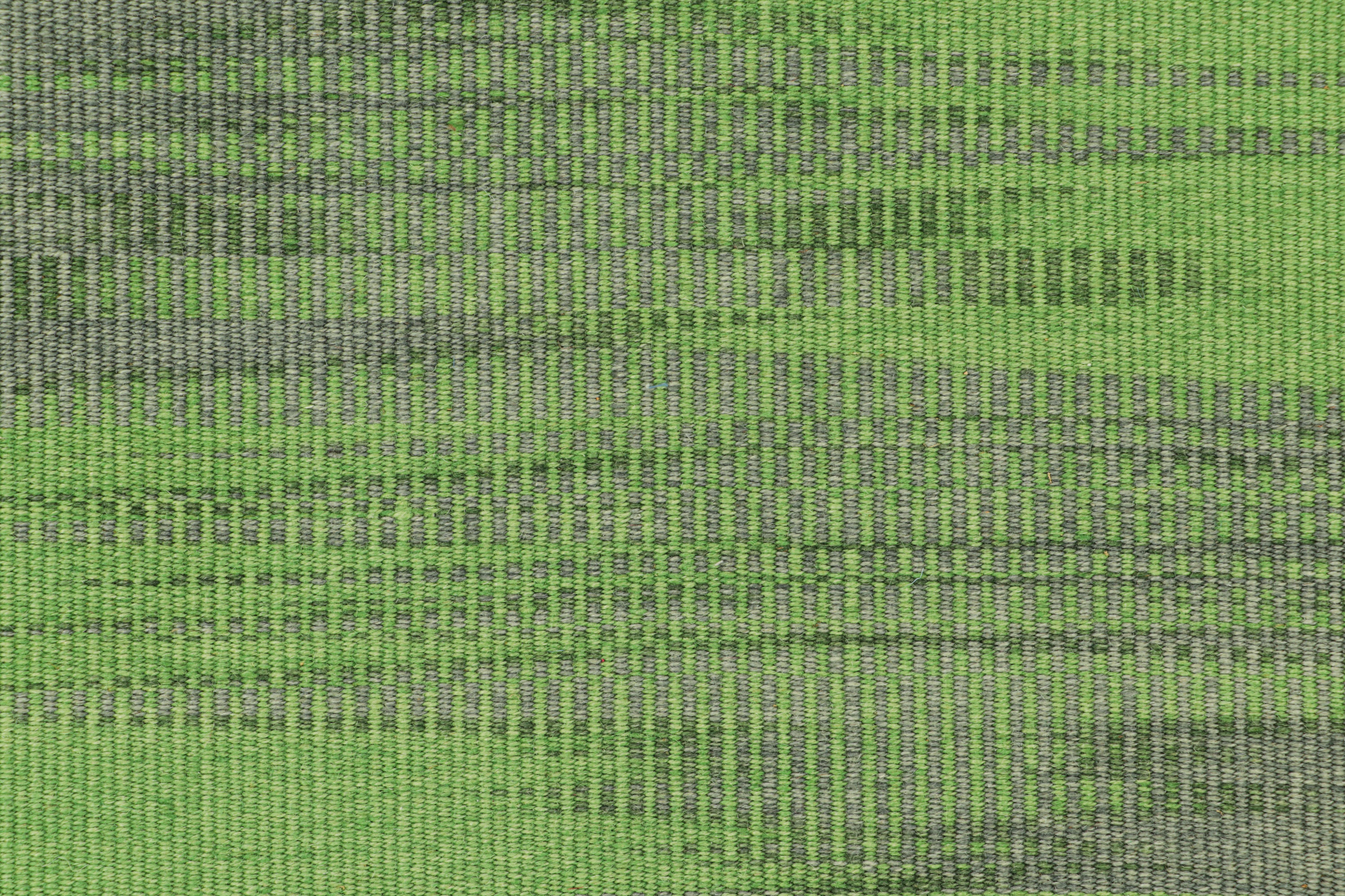 Kilim contemporáneo de Rug & Kilim en rayas verdes y grises y motivos geométricos Moderno en venta