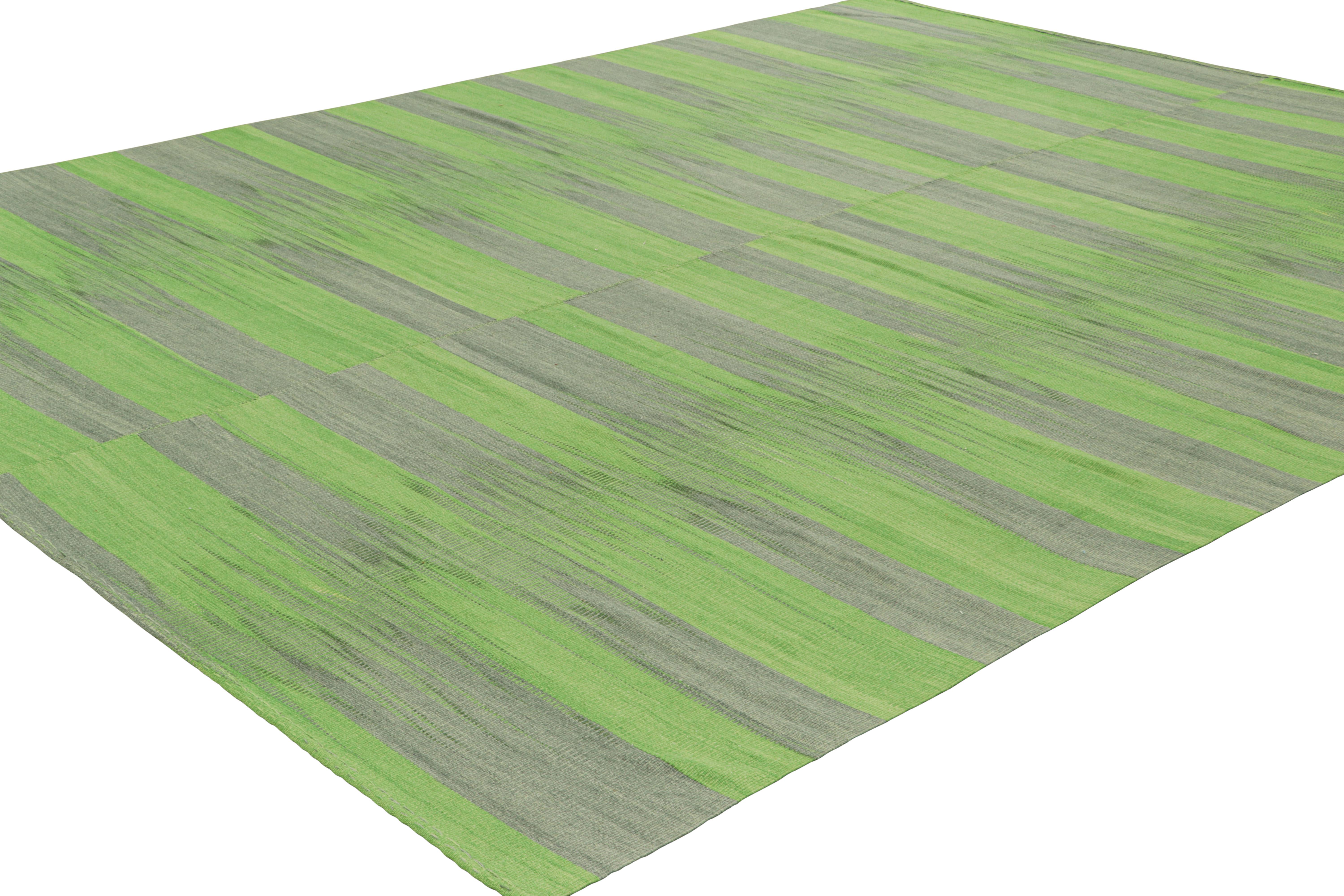 Kilim contemporáneo de Rug & Kilim en rayas verdes y grises y motivos geométricos Turco en venta