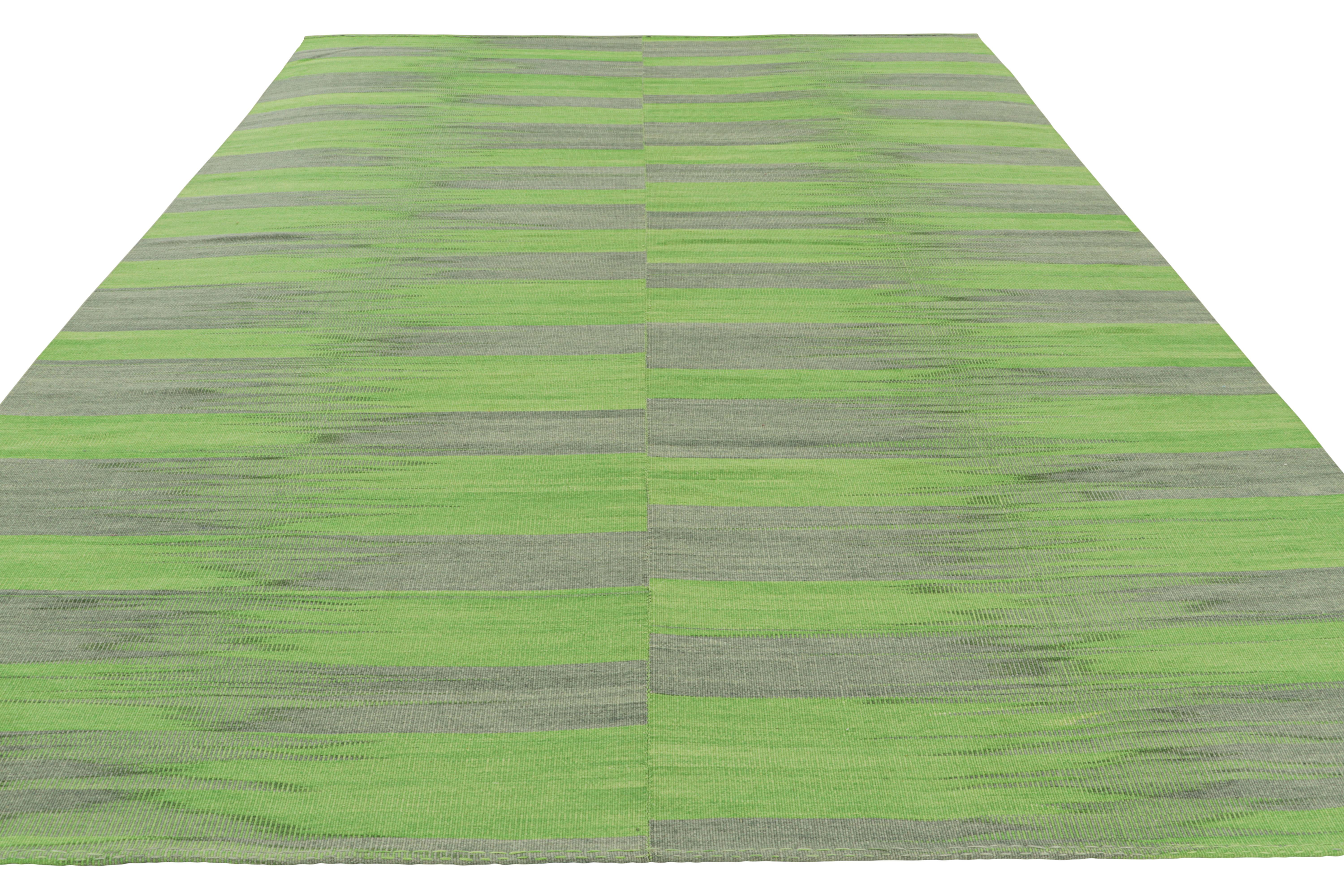 Kilim contemporáneo de Rug & Kilim en rayas verdes y grises y motivos geométricos Tejido a mano en venta