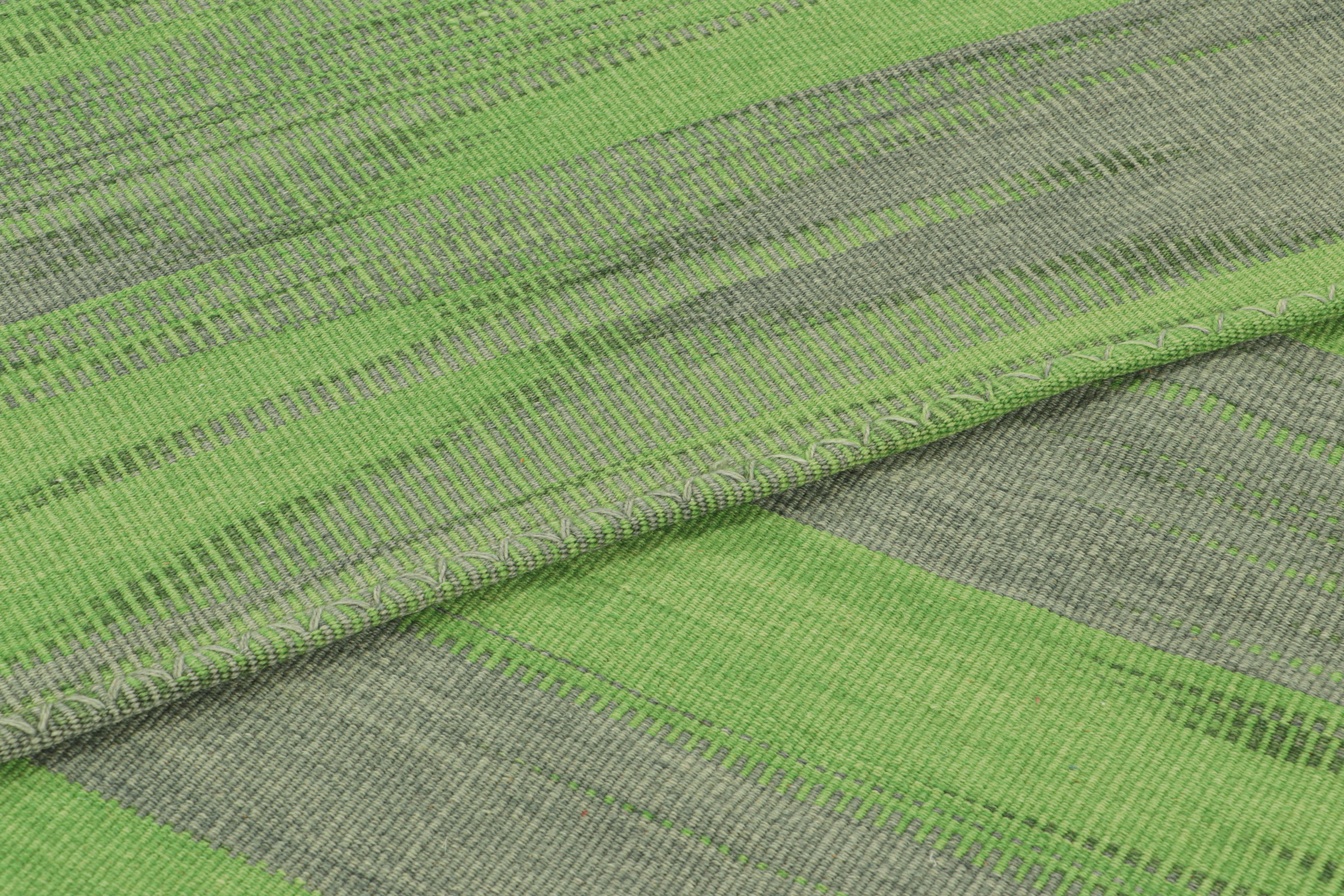 Kilim contemporáneo de Rug & Kilim en rayas verdes y grises y motivos geométricos Siglo XXI y contemporáneo en venta