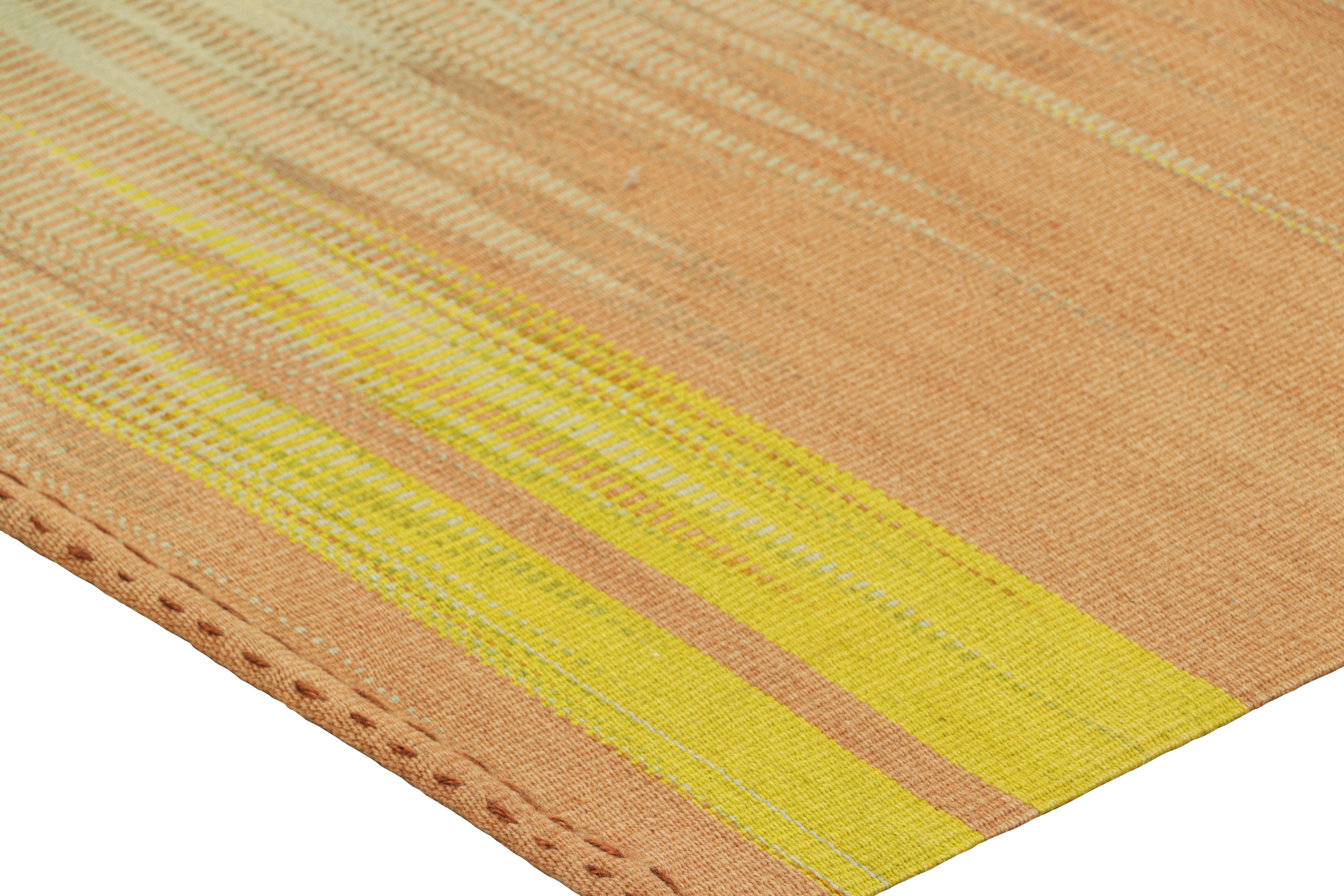 Rug & Kilim's Contemporary Kilim in Grün, Pfirsich und blauen Streifen und Mustern (Moderne) im Angebot