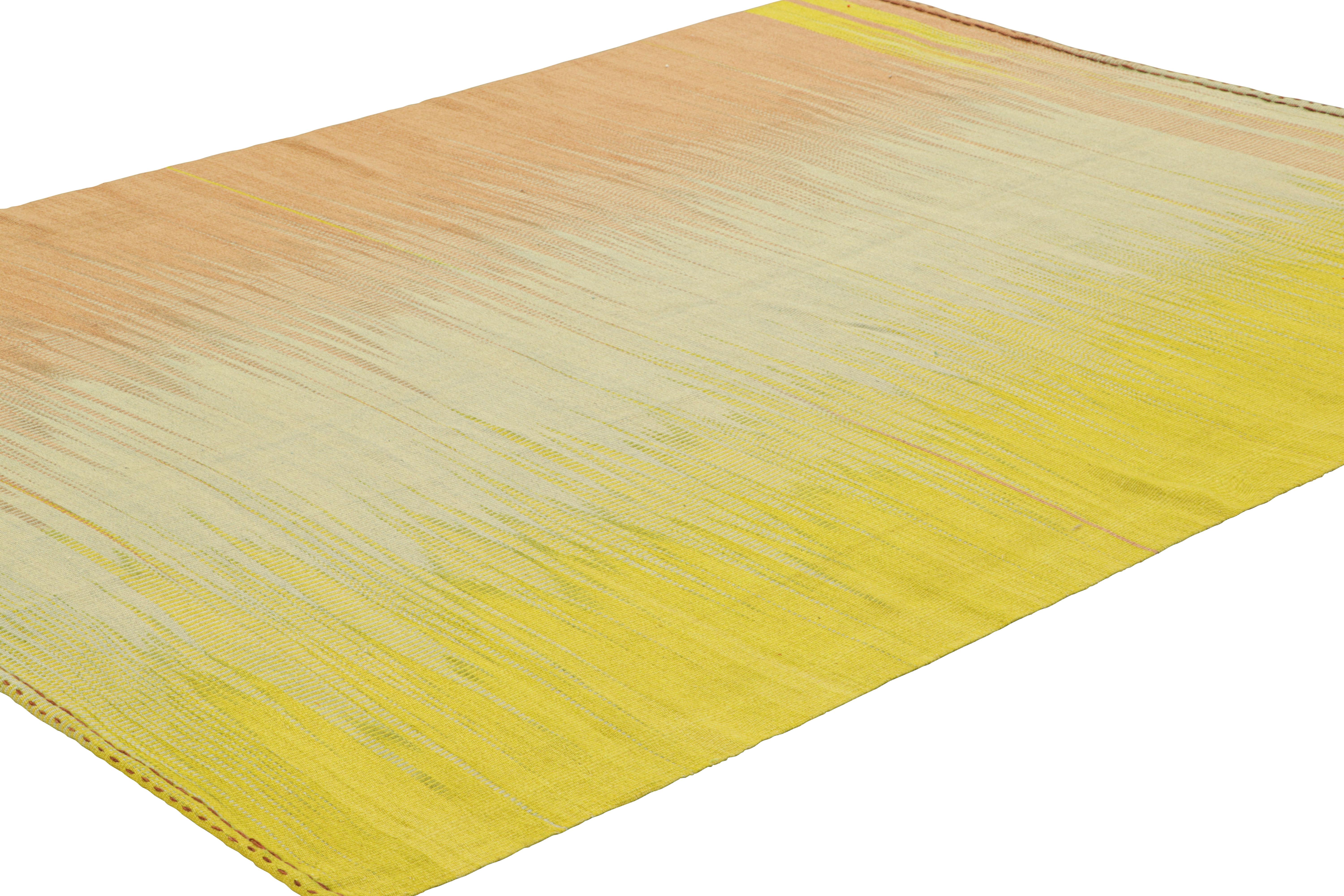 Rug & Kilim's Contemporary Kilim in Grün, Pfirsich und blauen Streifen und Mustern (Türkisch) im Angebot