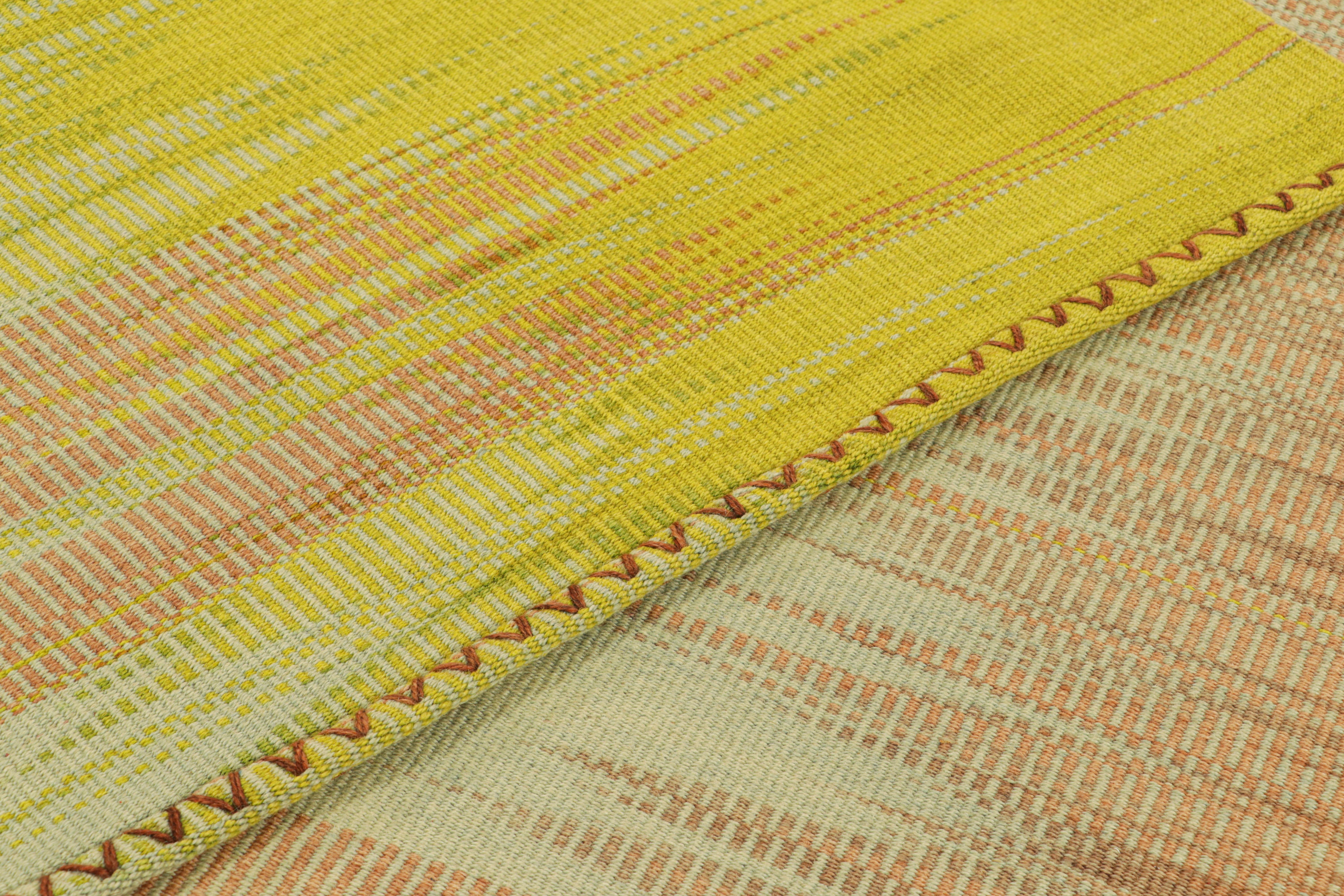Rug & Kilim's Contemporary Kilim in Grün, Pfirsich und blauen Streifen und Mustern (21. Jahrhundert und zeitgenössisch) im Angebot