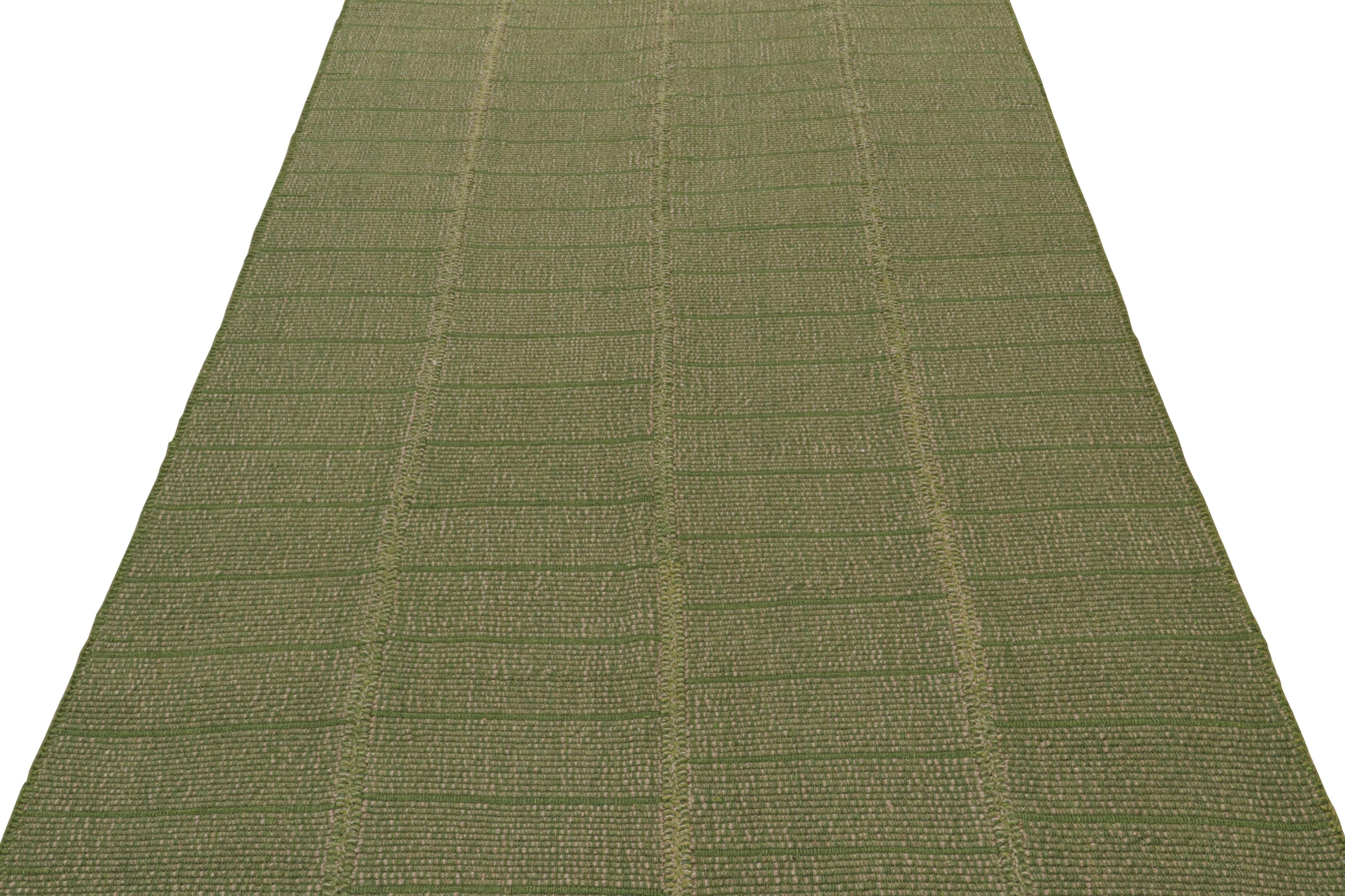 Rug & Kilim's Contemporary Kilim in Grün mit beigefarbenen Akzenten (Moderne) im Angebot