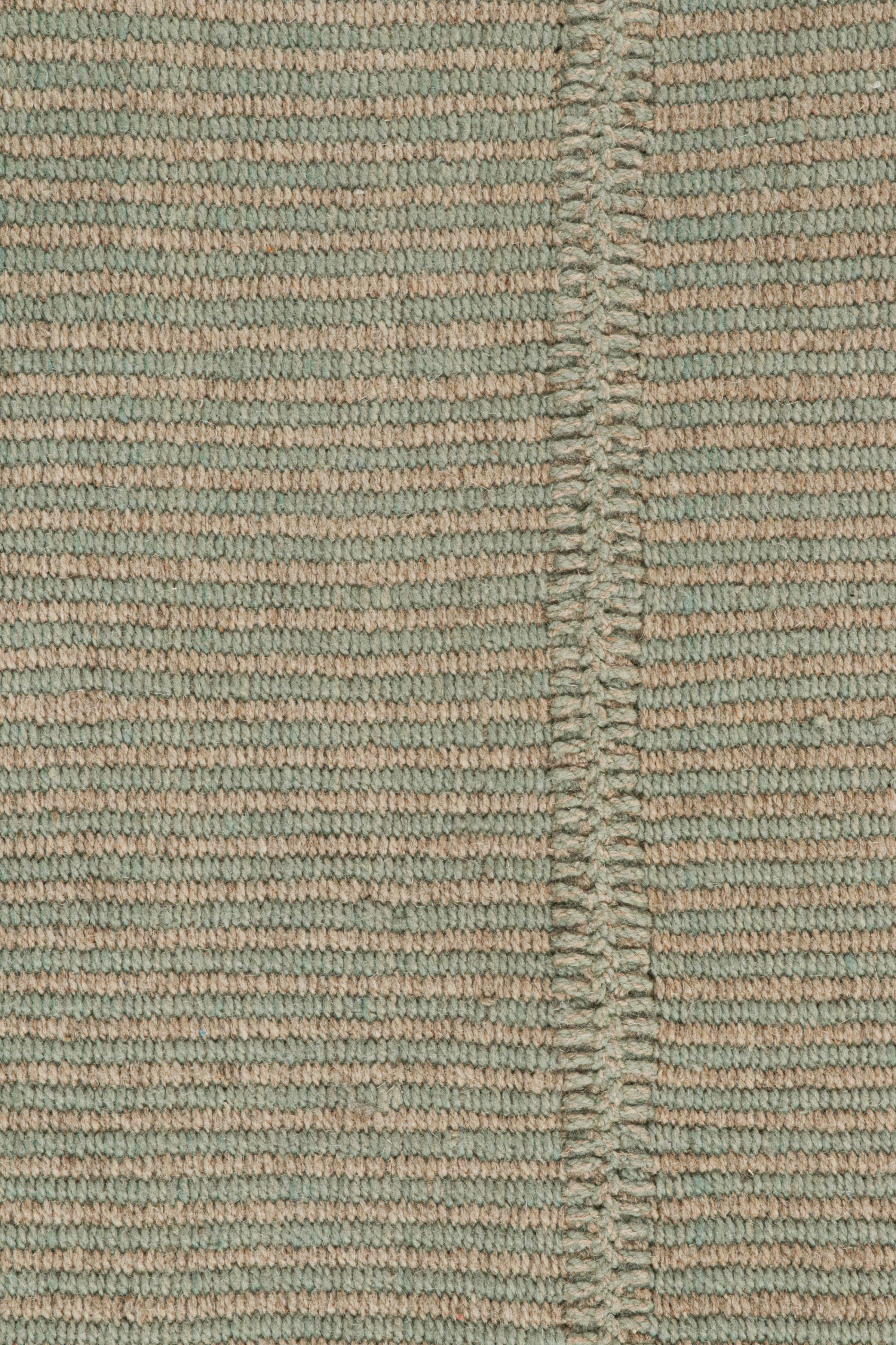 Rug & Kilim's Contemporary Kilim in Grün, mit beigefarbenen Akzenten im Zustand „Neu“ im Angebot in Long Island City, NY