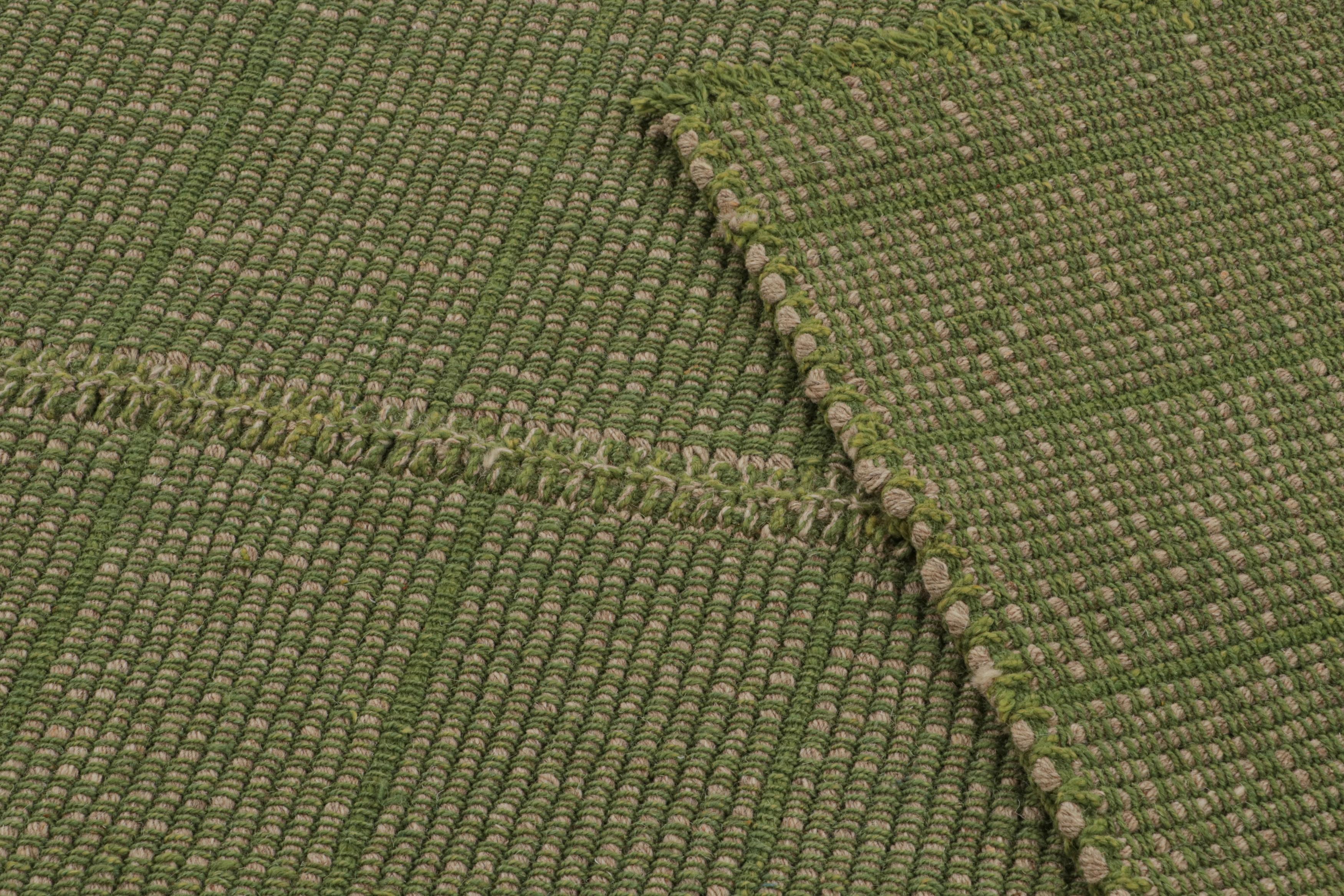 Rug & Kilim's Contemporary Kilim in Grün mit beigefarbenen Akzenten (21. Jahrhundert und zeitgenössisch) im Angebot