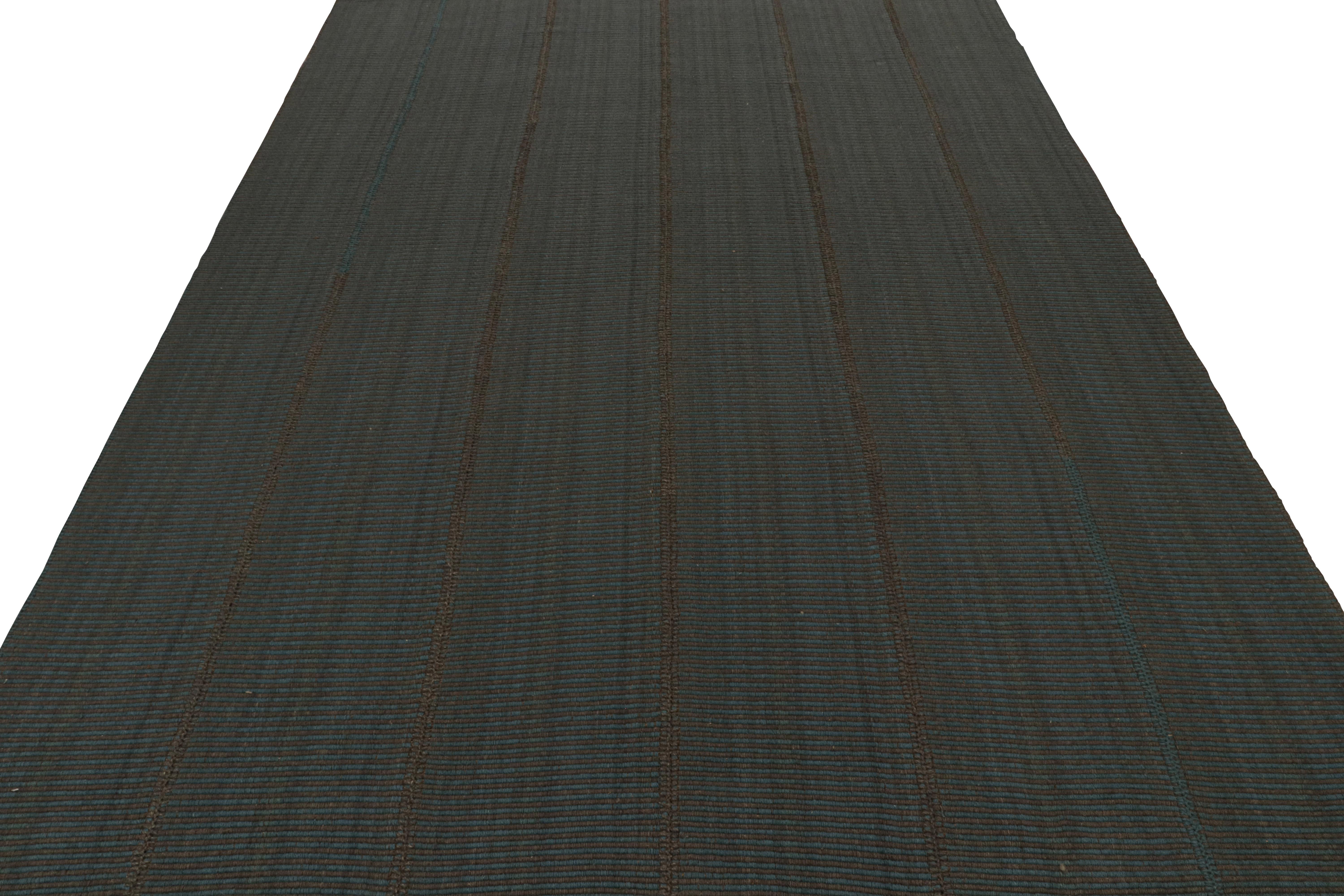 Moderne Rug & Kilim's Contemporary Kilim in Green, With Brown and Blue Accents (Kilim contemporain en vert, avec des accents bruns et bleus) en vente