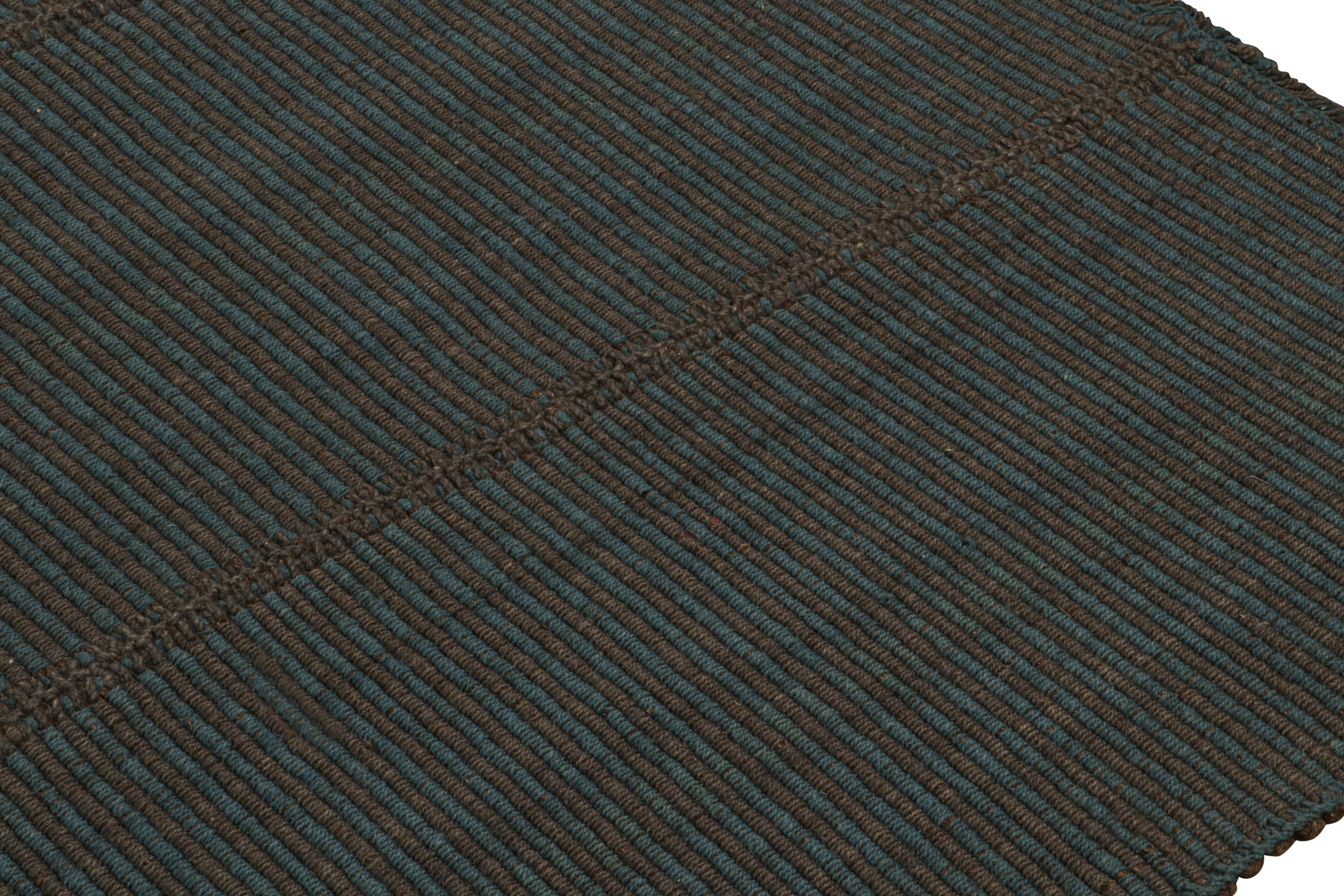 Tissé à la main Rug & Kilim's Contemporary Kilim in Green, With Brown and Blue Accents (Kilim contemporain en vert, avec des accents bruns et bleus) en vente