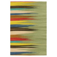 Kilim contemporáneo de Rug & Kilim en verde con motivos geométricos de colores