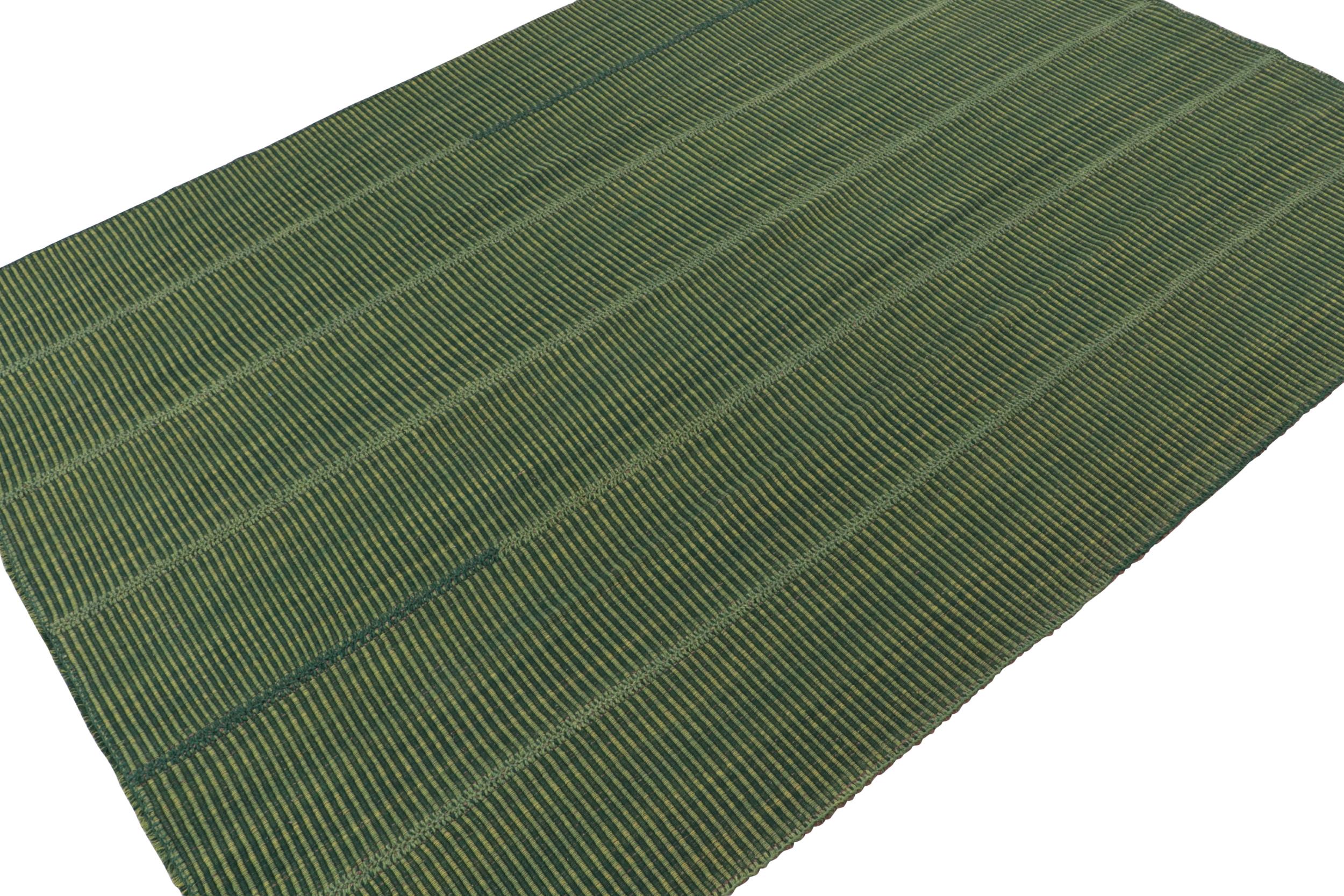 Perse Rug & Kilim's Contemporary Kilim in Green with Subtle Stripes (Kilim contemporain en vert avec des rayures subtiles) en vente