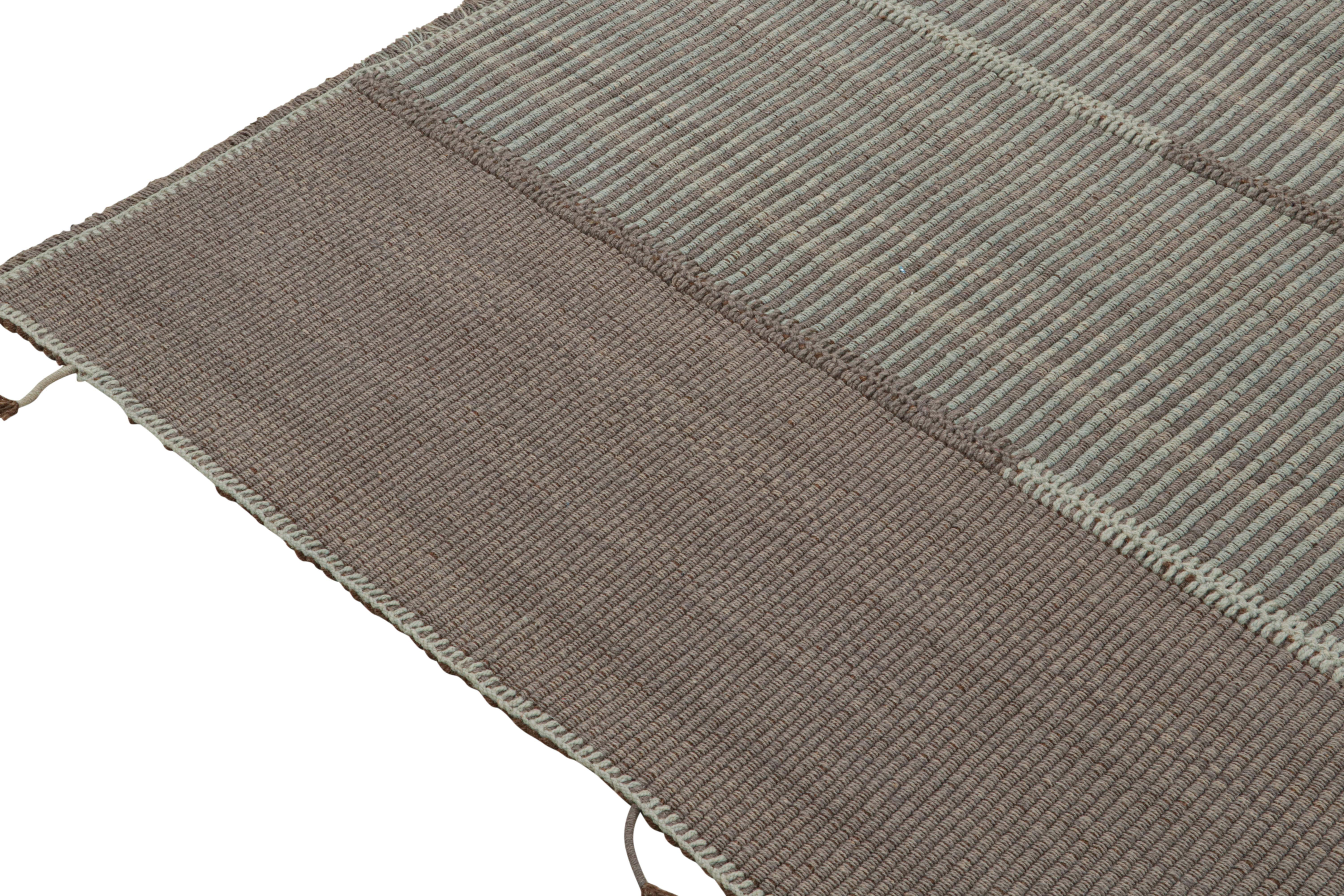Kilim contemporáneo de Rug & Kilim en rayas grises y azules con toques marrones en Nuevo estado para la venta en Long Island City, NY