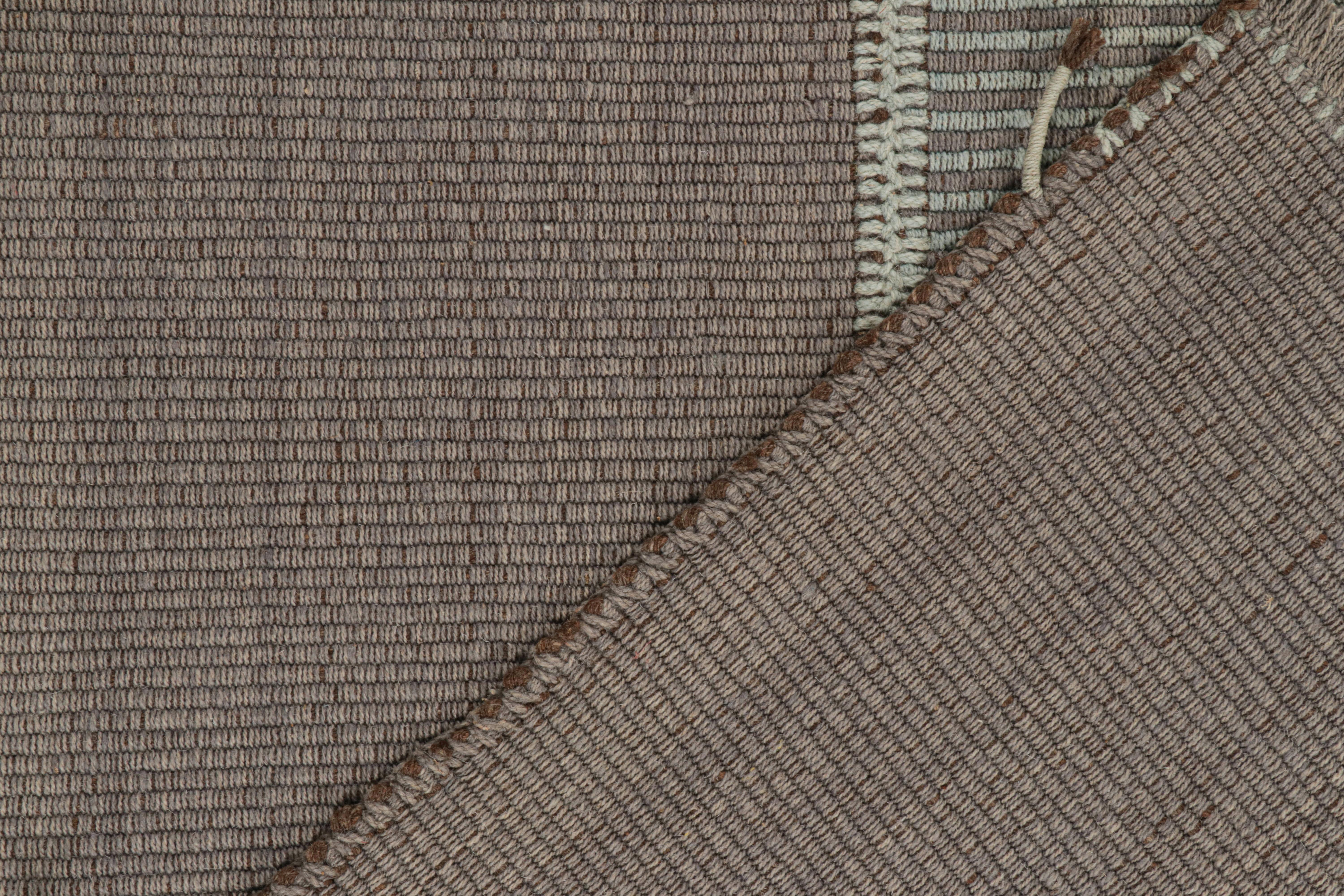 Kilim contemporáneo de Rug & Kilim en rayas grises y azules con toques marrones Siglo XXI y contemporáneo en venta