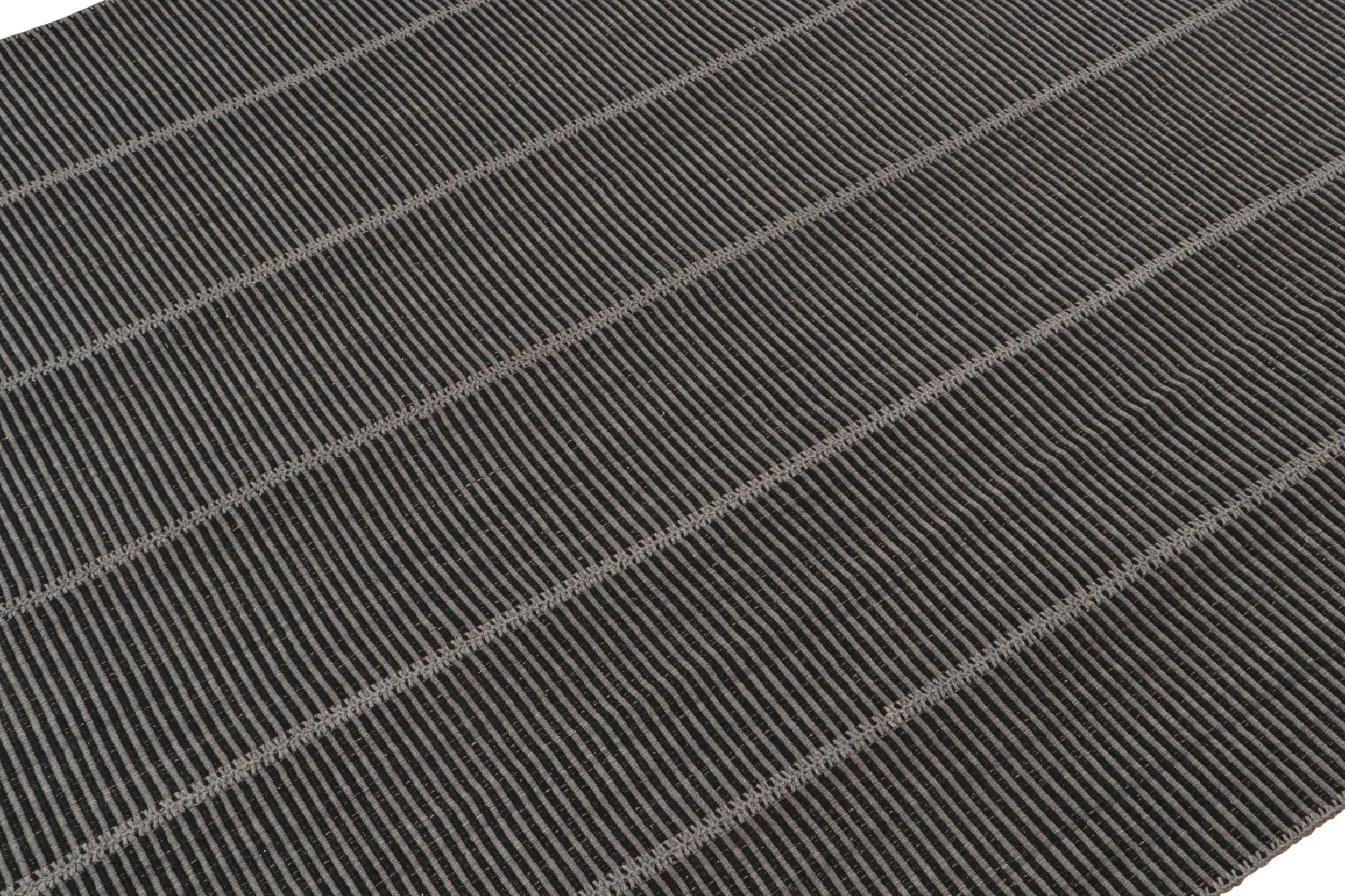 Tissé à la main en laine, ce kilim 10x14 est issu d'une nouvelle ligne audacieuse de tissages plats contemporains de Rug & Kilim.

Sur le Design : 

Notre dernier 