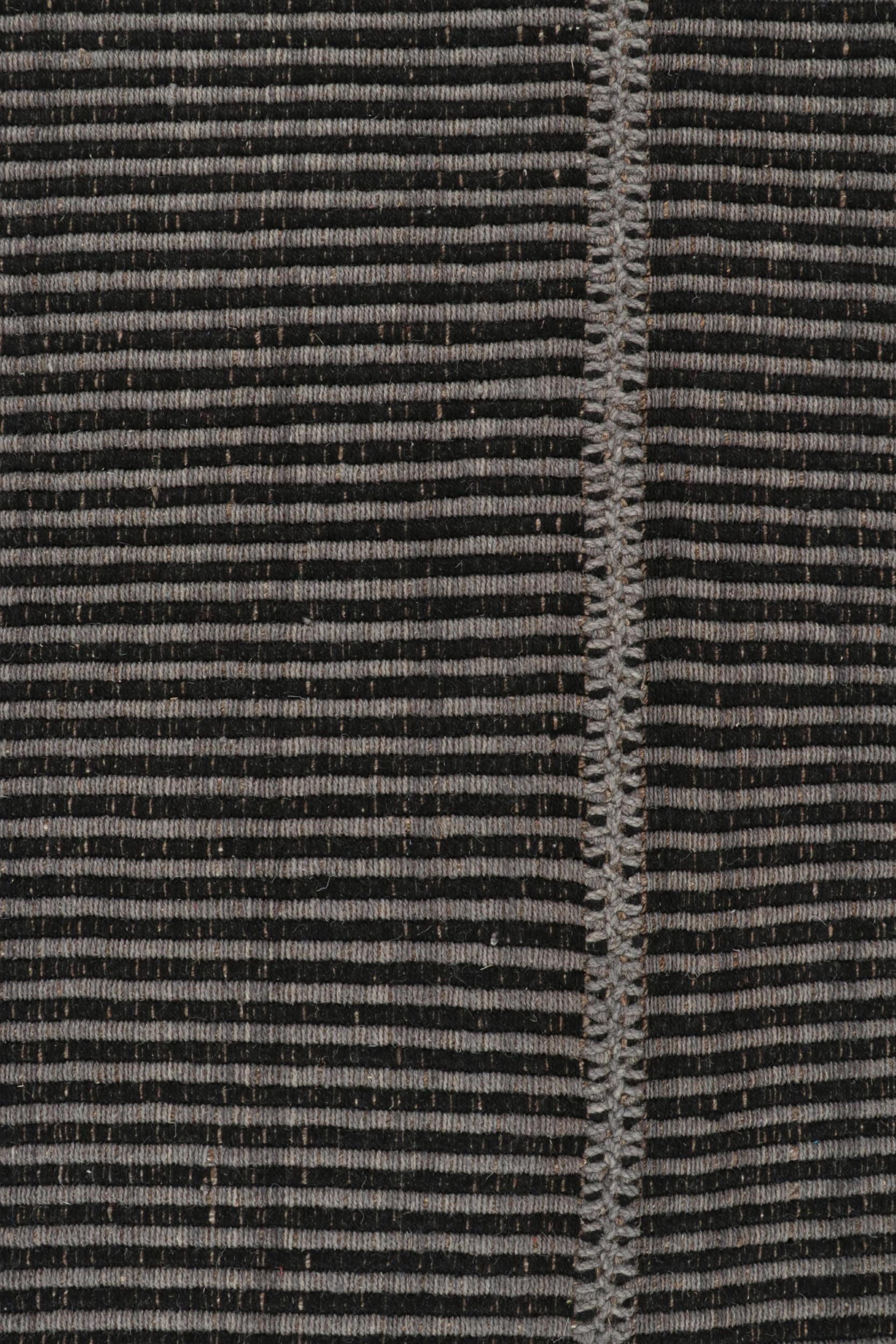 Moderne Rug & Kilim's Contemporary Kilim in Grey & Black Stripes (Kilim contemporain à rayures grises et noires) en vente