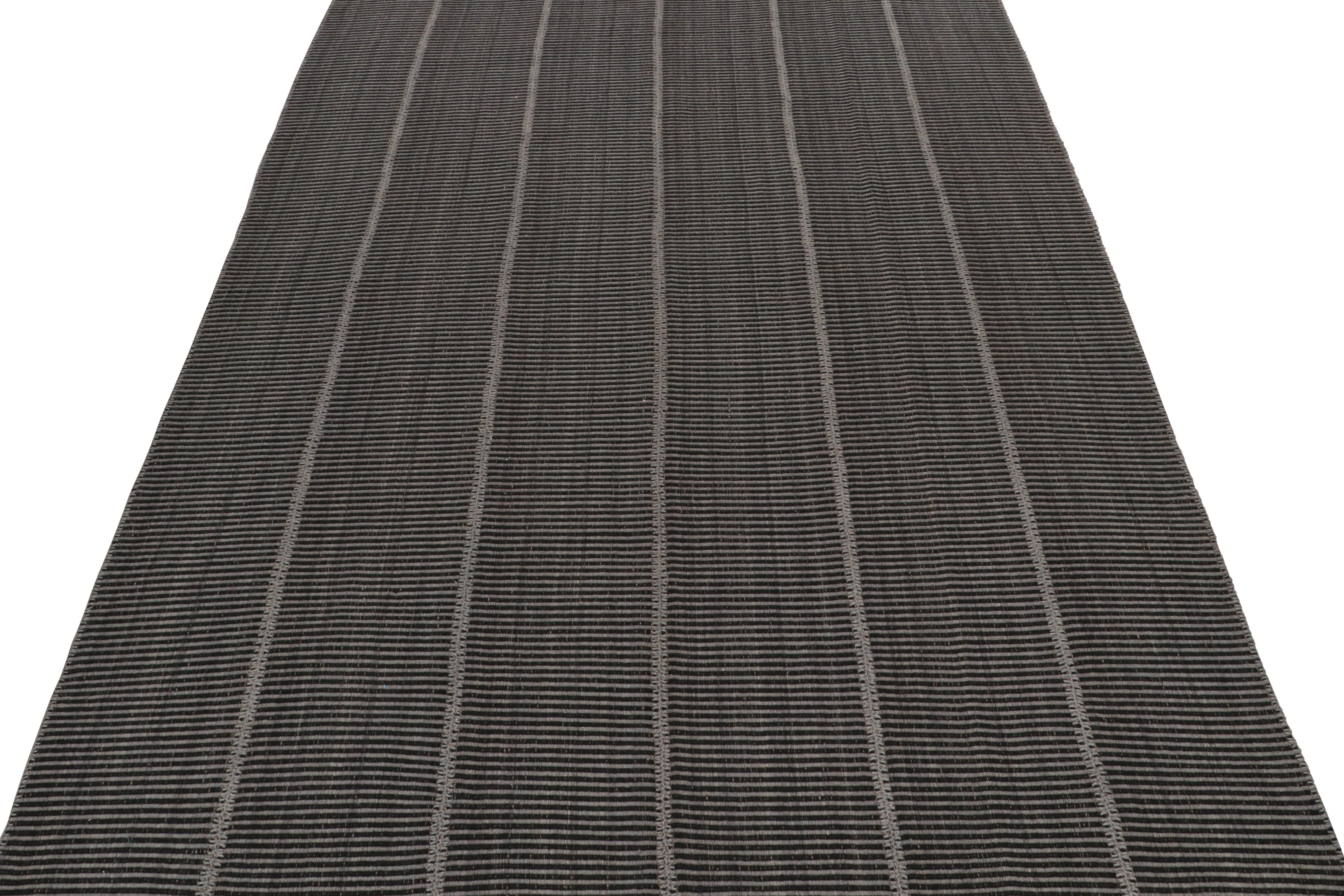 Tissé à la main Rug & Kilim's Contemporary Kilim in Grey & Black Stripes (Kilim contemporain à rayures grises et noires) en vente