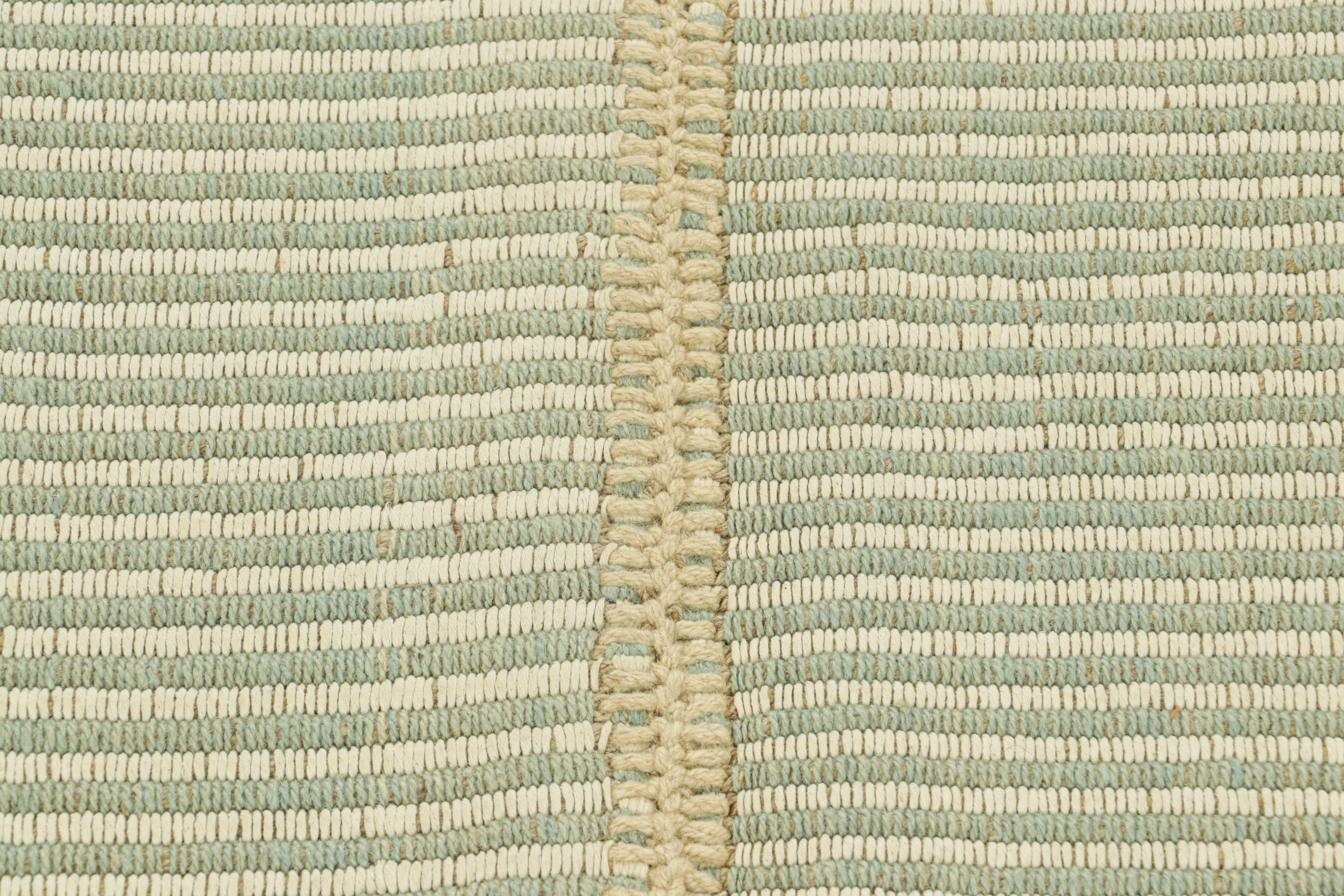 Moderno Rug & Kilim è un kilim contemporaneo a strisce testuali bianche, avorio e blu. in vendita