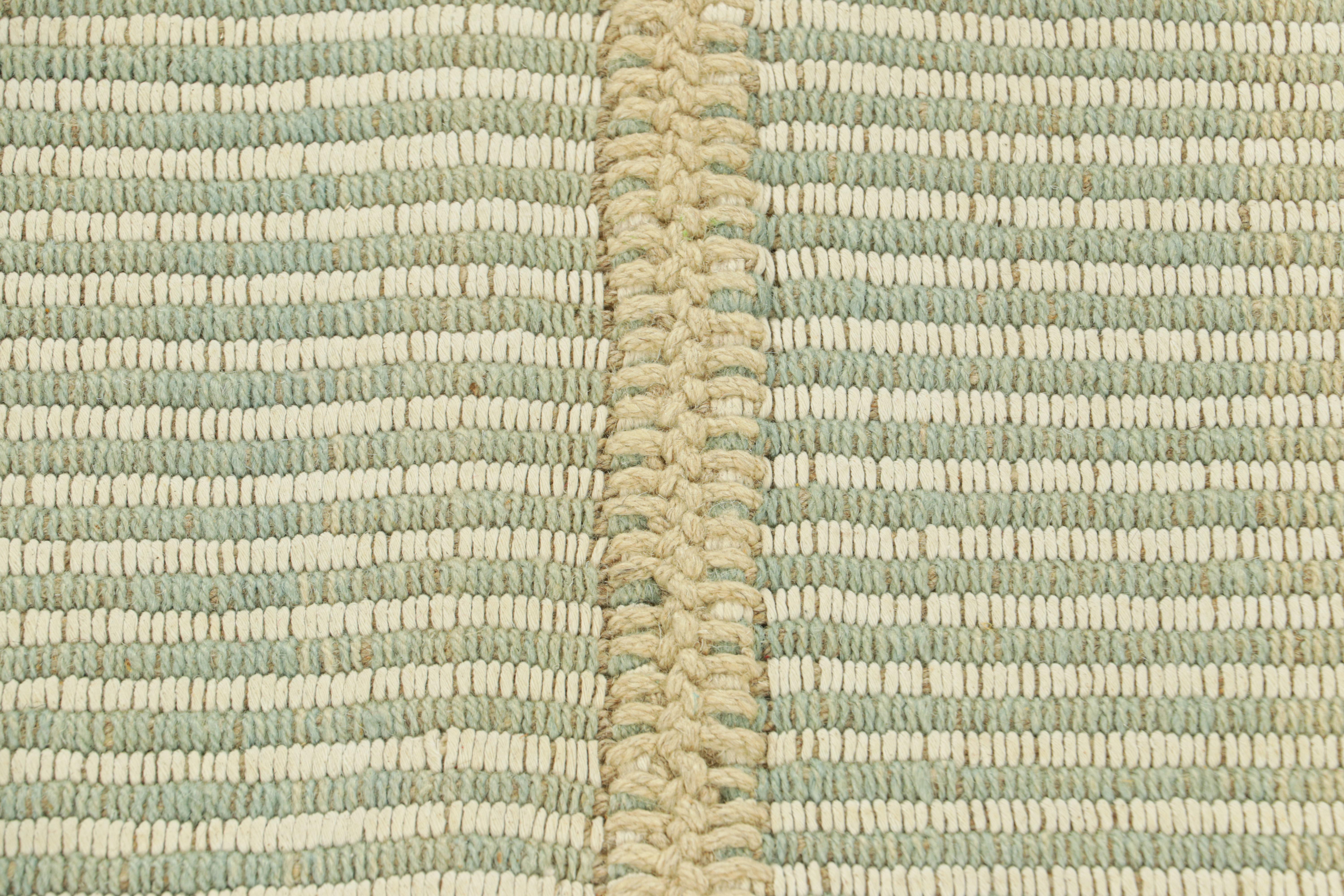 Moderno Rug & Kilim è un kilim contemporaneo a strisce testuali bianche, avorio e blu. in vendita