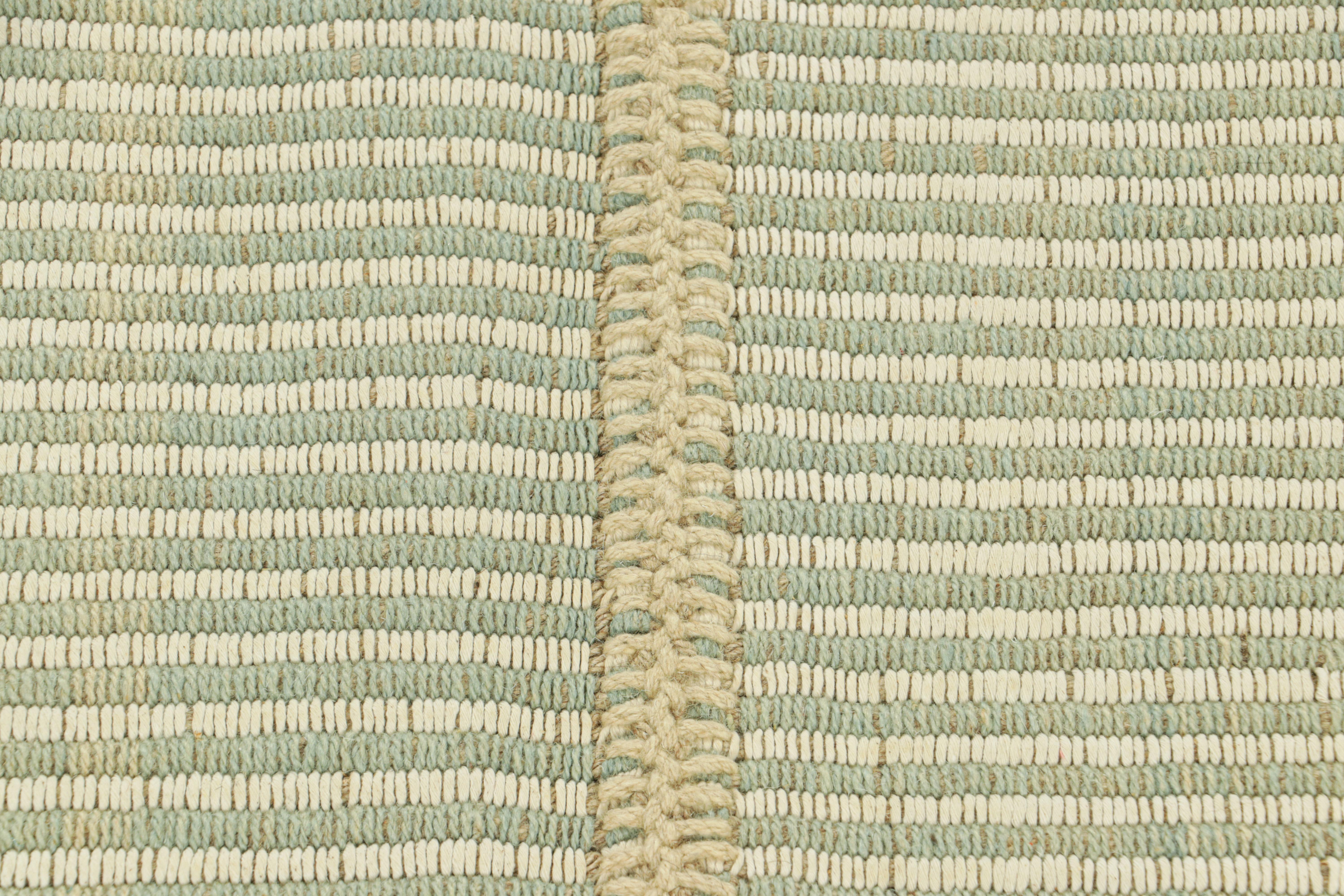 Moderno Rug & Kilim è un kilim contemporaneo a strisce testuali bianche, avorio e blu. in vendita