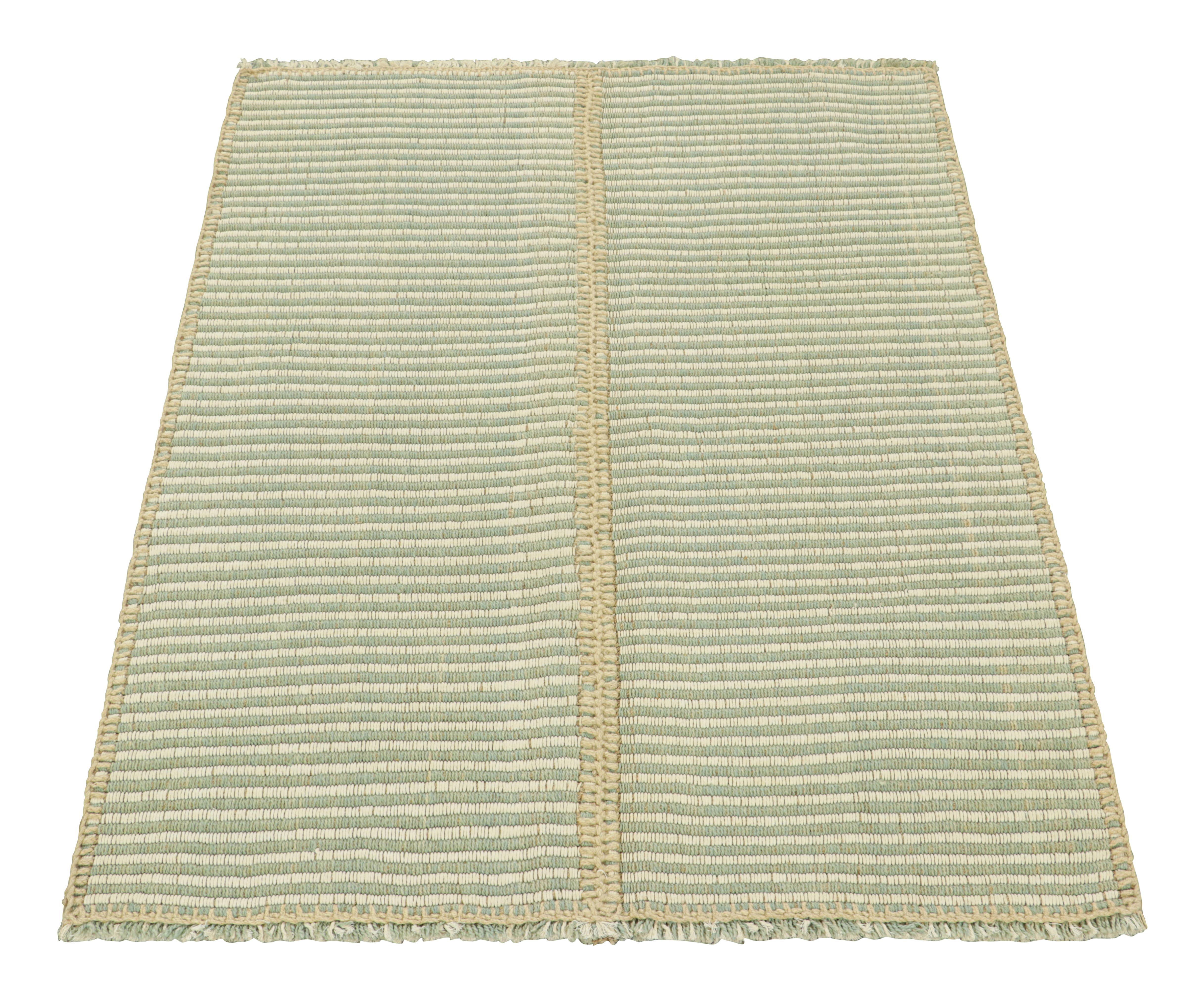Tessuto a mano Rug & Kilim è un kilim contemporaneo a strisce testuali bianche, avorio e blu. in vendita