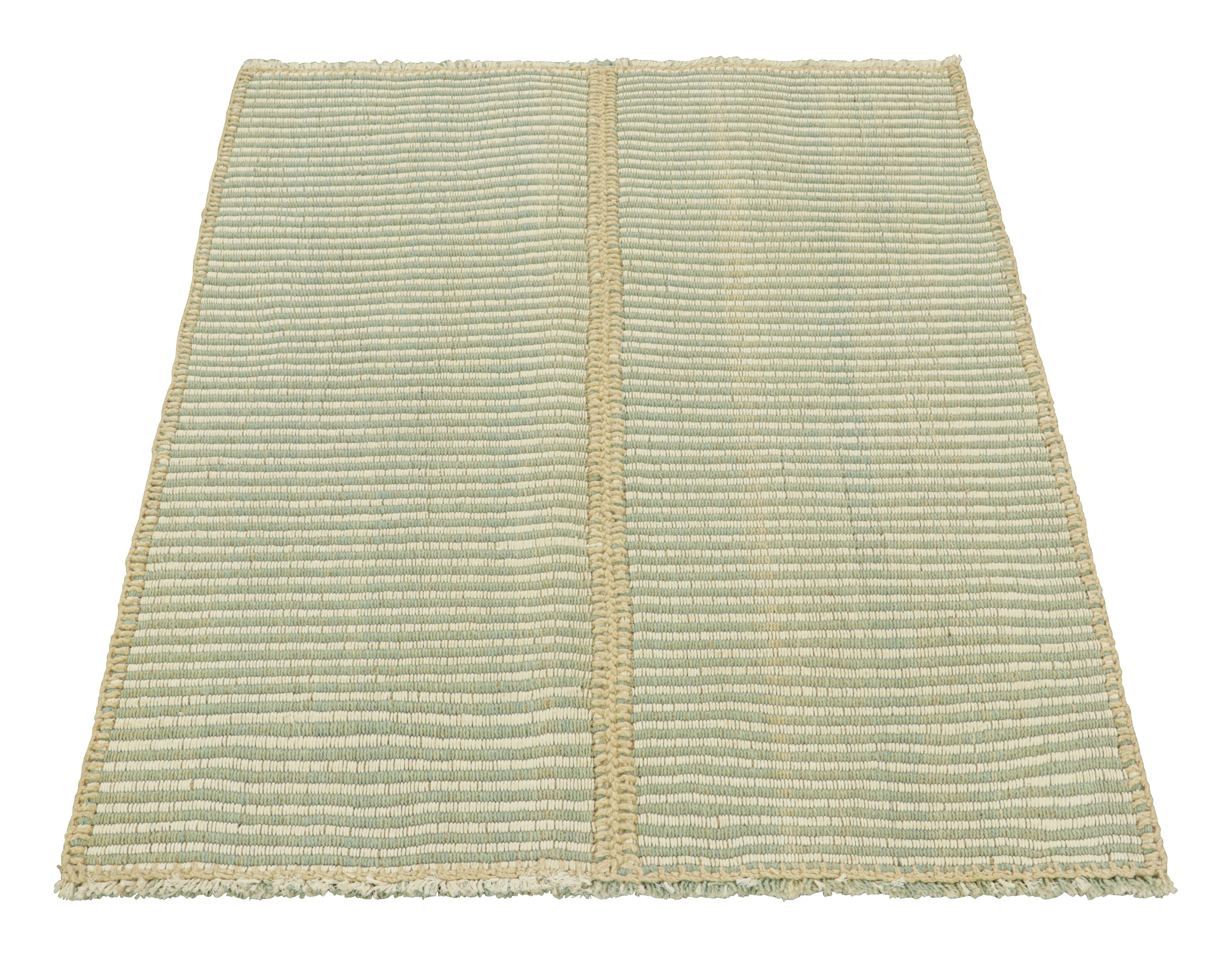 Tessuto a mano Rug & Kilim è un kilim contemporaneo a strisce testuali bianche, avorio e blu. in vendita