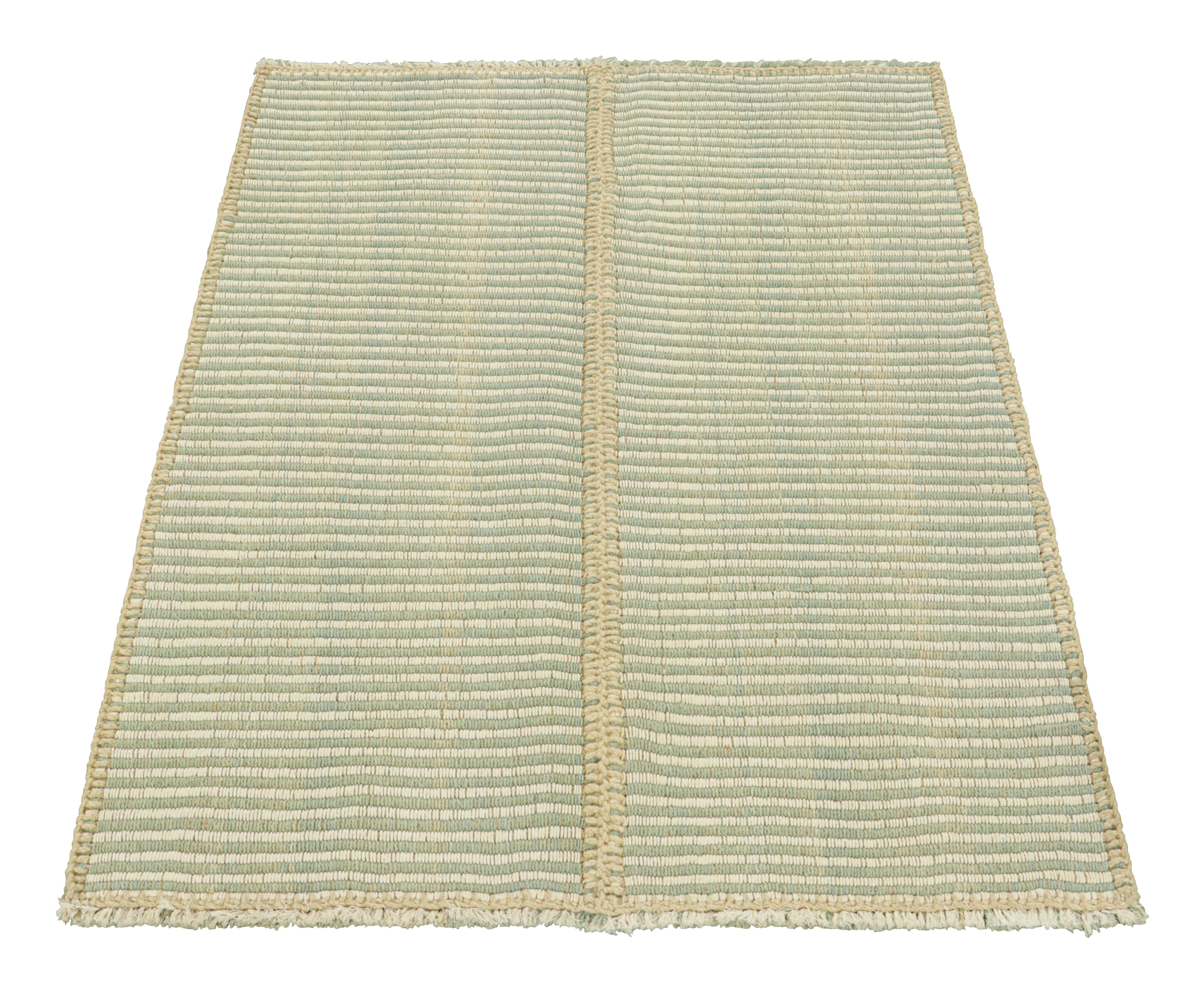 Tessuto a mano Rug & Kilim è un kilim contemporaneo a strisce testuali bianche, avorio e blu. in vendita