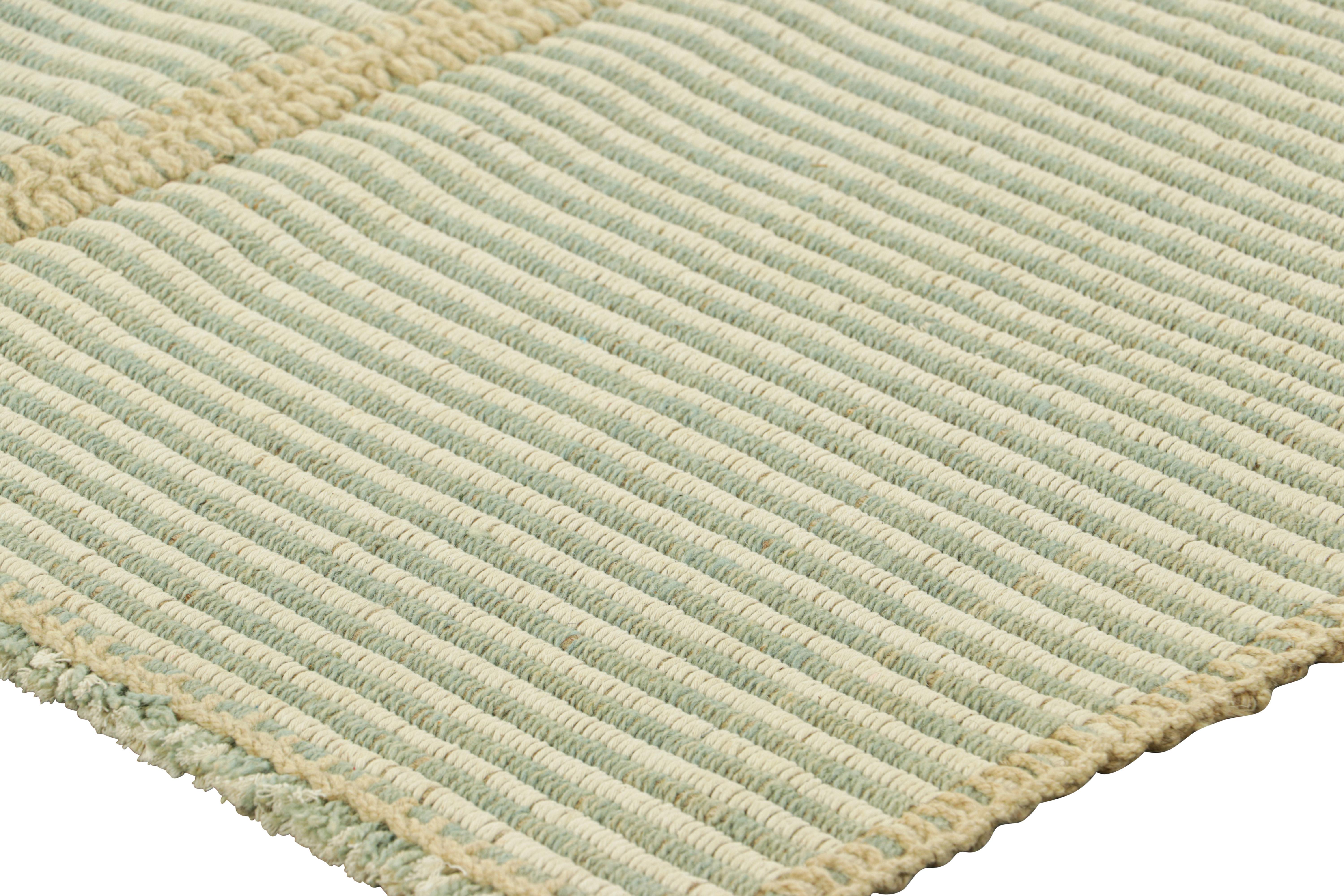 Rug & Kilim è un kilim contemporaneo a strisce testuali bianche, avorio e blu. In condizioni Nuovo in vendita a Long Island City, NY