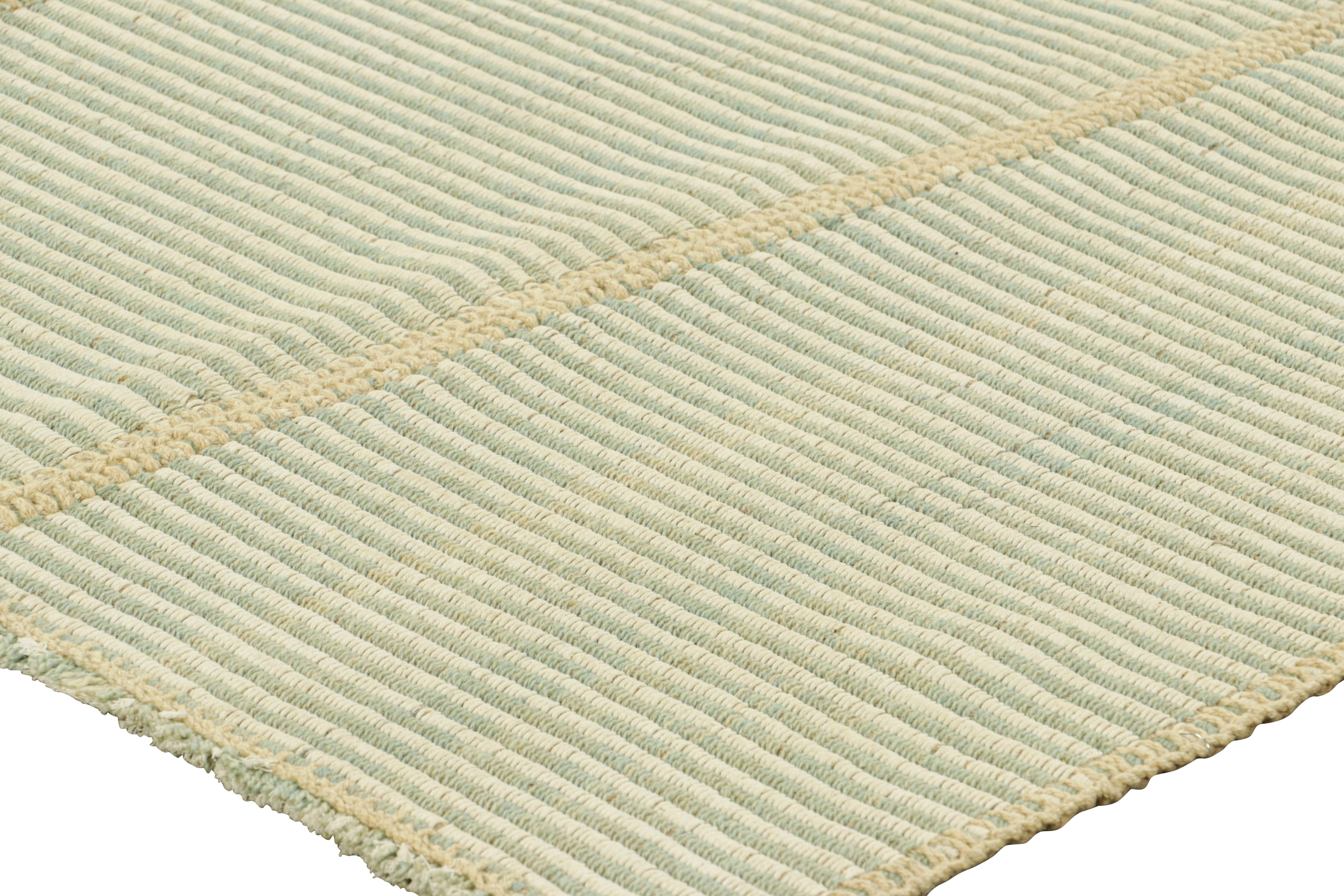Rug & Kilim è un kilim contemporaneo a strisce testuali bianche, avorio e blu. In condizioni Nuovo in vendita a Long Island City, NY